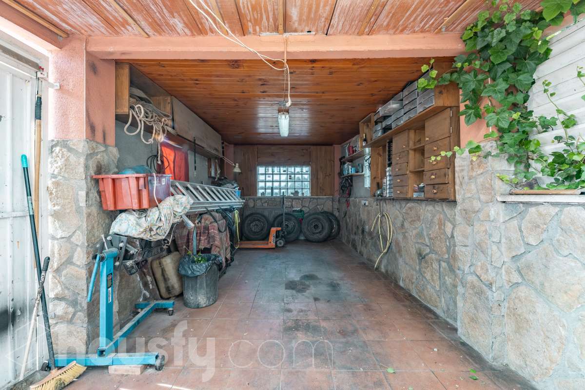 Housfy vende 🏡 fabulosa casa ubicada en Piera, si buscas aire puro, tranquilidad y esas vistas privilegiadas sin duda esta vivienda es la que estabas buscando. Dispone de 159m2 útiles verificados con la Dirección General de Catastro. Construida en el año: 1978. Distribución de estancias -Salón-comedor -3 Dormitorios -Buhardilla -2 Baños -Cocina equipada Características específicas -Vistas extraordinarias -Cédula de habitabilidad -Terraza -Jardín privado -Plaza de garaje Zona y entorno Respecto a la ubicación, se sitúa en Piera, municipio de Barcelona. Esta propiedad se encuentra cerca de transporte público, colegios, supermercados y farmacias. Aviso legal El precio de venta no incluye gastos de la compraventa como notaría, registro, impuestos, ni tampoco honorarios agencia. Esta publicación no es vinculante. Consulta siempre la nota simple con Housfy antes de formalizar la compraventa. Sobre nosotros Housfy es la plataforma integral de servicios inmobiliarios. Nuestra combinación de expertos y tecnología pone al alcance de todo el mundo servicios cómodos, claros y seguros. AICAT número: 7922. Nos encargamos de la gestión y asesoramiento de la compra. ¡Olvídate de todo! Hacemos los trámites por ti. Y, si además necesitas financiación, ponemos a tu disposición un bróker hipotecario para ayudarte a conseguir las mejores condiciones para tu perfil económico. ¿Quieres visitarla? Contacta con Housfy y agenda tu visita sin compromiso. Más información en: housfy.com-59