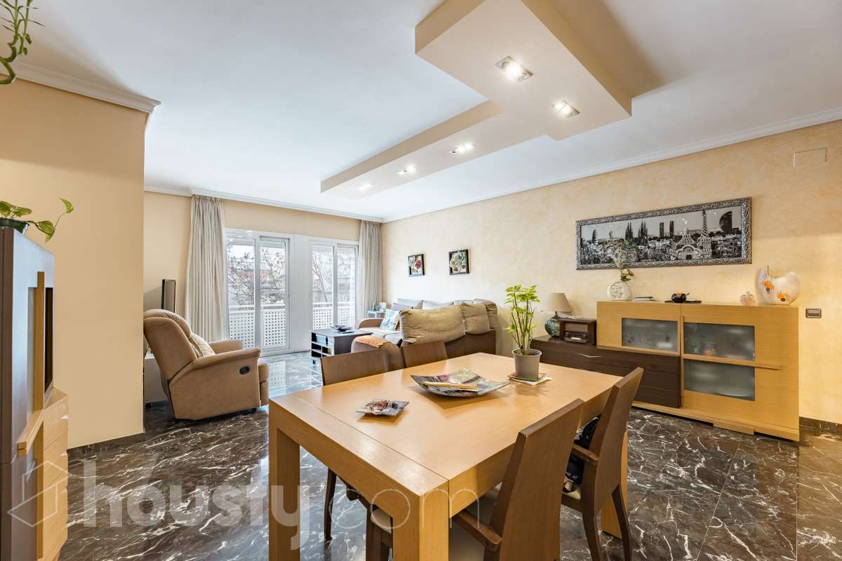Housfy vende 🏡 fantástico piso ubicado en Pallejà, si buscas comodidad en todas sus estancias, tranquilidad pero sin renunciar a vivir cerca de Barcelona esta es tu oportunidad. Situado en una zona estratégica a solo 20 minutos de la Diagonal de Barcelona. Dispone de 120 m2 útiles (verificados con la Dirección General de Catastro). Construido en el año: 1994. Distribución de estancias -Salón-comedor -4 Dormitorios -2 Baños -Cocina equipada Características específicas -Ascensor -Aire acondicionado -Calefacción -Balcón -Plaza de garaje Zona y entorno Respecto a la ubicación, se sitúa en Pallejà, municipio de Barcelona. Esta propiedad se encuentra cerca de transporte público, colegios, supermercados y farmacias. Es el punto fuerte de esta zona por su acceso inmediato a las vías rápidas: A-2 / B-23: Llegas a la entrada de Barcelona (Diagonal/Zona Universitaria) en unos 15-20 minutos sin tráfico. AP-7: Conexión directa hacia el Vallès o el sur (Tarragona). B-24: Conexión rápida hacia Vallirana y el interior. Transporte Público (FGC) La estación de Ferrocarrils de la Generalitat (Pallejà) está a pocos minutos a pie. Barcelona (Plaza España): ~30-35 minutos. Frecuencia: Muy alta en horas punta (líneas S4, S8, R5, R6). Aviso legal El precio de venta no incluye gastos de la compraventa como notaría, registro, impuestos, ni tampoco honorarios agencia. Esta publicación no es vinculante. Consulta siempre la nota simple con Housfy antes de formalizar la compraventa. Sobre nosotros Housfy es la plataforma integral de servicios inmobiliarios. Nuestra combinación de expertos y tecnología pone al alcance de todo el mundo servicios cómodos, claros y seguros. AICAT número: 7922. Nos encargamos de la gestión y asesoramiento de la compra. ¡Olvídate de todo! Hacemos los trámites por ti. Y, si además necesitas financiación, ponemos a tu disposición un bróker hipotecario para ayudarte a conseguir las mejores condiciones para tu perfil económico. ¿Quieres visitarla? Contacta con Housfy y agenda tu visita sin compromiso. Más información en: housfy.com En cumplimiento de la Ley 8/2026 en Cataluña, el certificado de presencia o ausencia de amianto se encuentra en proceso de tramitación.-3