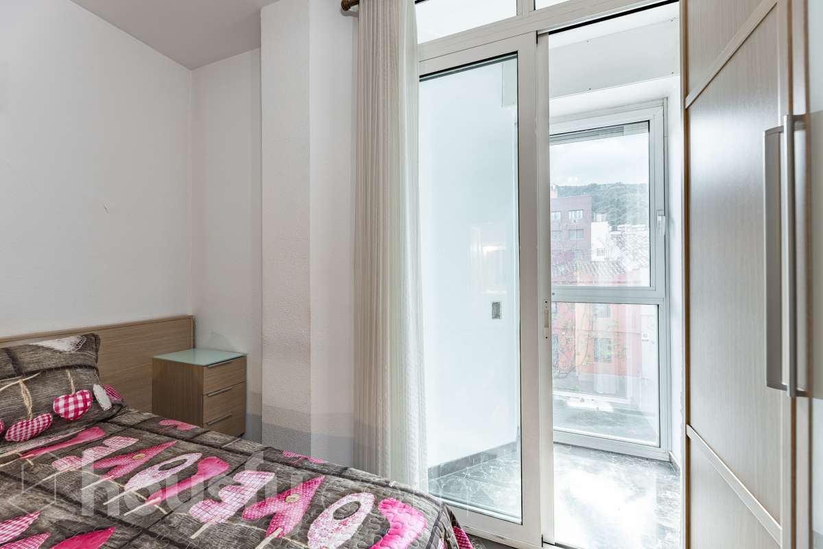Housfy vende 🏡 fantástico piso ubicado en Pallejà, si buscas comodidad en todas sus estancias, tranquilidad pero sin renunciar a vivir cerca de Barcelona esta es tu oportunidad. Situado en una zona estratégica a solo 20 minutos de la Diagonal de Barcelona. Dispone de 120 m2 útiles (verificados con la Dirección General de Catastro). Construido en el año: 1994. Distribución de estancias -Salón-comedor -4 Dormitorios -2 Baños -Cocina equipada Características específicas -Ascensor -Aire acondicionado -Calefacción -Balcón -Plaza de garaje Zona y entorno Respecto a la ubicación, se sitúa en Pallejà, municipio de Barcelona. Esta propiedad se encuentra cerca de transporte público, colegios, supermercados y farmacias. Es el punto fuerte de esta zona por su acceso inmediato a las vías rápidas: A-2 / B-23: Llegas a la entrada de Barcelona (Diagonal/Zona Universitaria) en unos 15-20 minutos sin tráfico. AP-7: Conexión directa hacia el Vallès o el sur (Tarragona). B-24: Conexión rápida hacia Vallirana y el interior. Transporte Público (FGC) La estación de Ferrocarrils de la Generalitat (Pallejà) está a pocos minutos a pie. Barcelona (Plaza España): ~30-35 minutos. Frecuencia: Muy alta en horas punta (líneas S4, S8, R5, R6). Aviso legal El precio de venta no incluye gastos de la compraventa como notaría, registro, impuestos, ni tampoco honorarios agencia. Esta publicación no es vinculante. Consulta siempre la nota simple con Housfy antes de formalizar la compraventa. Sobre nosotros Housfy es la plataforma integral de servicios inmobiliarios. Nuestra combinación de expertos y tecnología pone al alcance de todo el mundo servicios cómodos, claros y seguros. AICAT número: 7922. Nos encargamos de la gestión y asesoramiento de la compra. ¡Olvídate de todo! Hacemos los trámites por ti. Y, si además necesitas financiación, ponemos a tu disposición un bróker hipotecario para ayudarte a conseguir las mejores condiciones para tu perfil económico. ¿Quieres visitarla? Contacta con Housfy y agenda tu visita sin compromiso. Más información en: housfy.com En cumplimiento de la Ley 8/2026 en Cataluña, el certificado de presencia o ausencia de amianto se encuentra en proceso de tramitación.-12