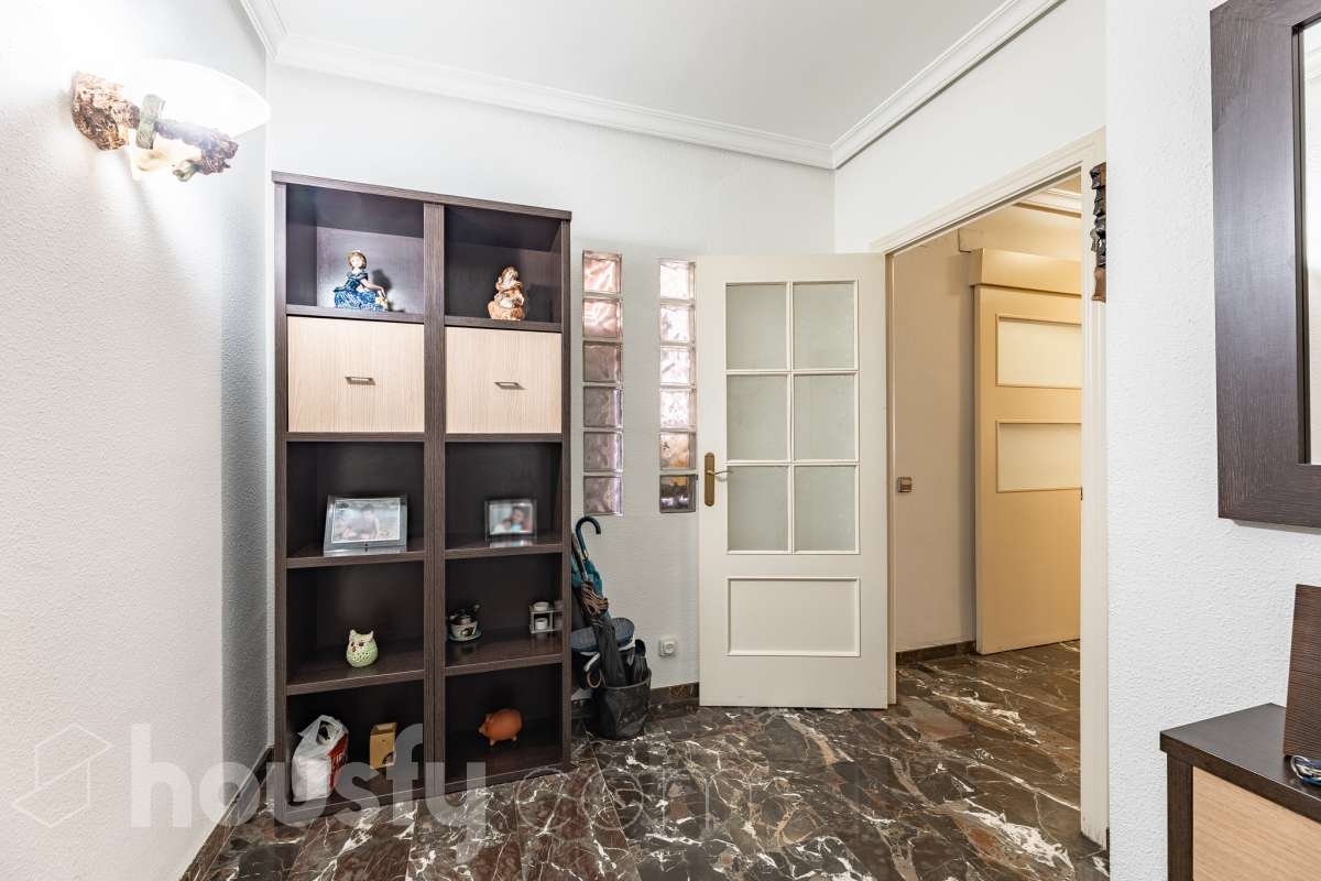 Housfy vende 🏡 fantástico piso ubicado en Pallejà, si buscas comodidad en todas sus estancias, tranquilidad pero sin renunciar a vivir cerca de Barcelona esta es tu oportunidad. Situado en una zona estratégica a solo 20 minutos de la Diagonal de Barcelona. Dispone de 120 m2 útiles (verificados con la Dirección General de Catastro). Construido en el año: 1994. Distribución de estancias -Salón-comedor -4 Dormitorios -2 Baños -Cocina equipada Características específicas -Ascensor -Aire acondicionado -Calefacción -Balcón -Plaza de garaje Zona y entorno Respecto a la ubicación, se sitúa en Pallejà, municipio de Barcelona. Esta propiedad se encuentra cerca de transporte público, colegios, supermercados y farmacias. Es el punto fuerte de esta zona por su acceso inmediato a las vías rápidas: A-2 / B-23: Llegas a la entrada de Barcelona (Diagonal/Zona Universitaria) en unos 15-20 minutos sin tráfico. AP-7: Conexión directa hacia el Vallès o el sur (Tarragona). B-24: Conexión rápida hacia Vallirana y el interior. Transporte Público (FGC) La estación de Ferrocarrils de la Generalitat (Pallejà) está a pocos minutos a pie. Barcelona (Plaza España): ~30-35 minutos. Frecuencia: Muy alta en horas punta (líneas S4, S8, R5, R6). Aviso legal El precio de venta no incluye gastos de la compraventa como notaría, registro, impuestos, ni tampoco honorarios agencia. Esta publicación no es vinculante. Consulta siempre la nota simple con Housfy antes de formalizar la compraventa. Sobre nosotros Housfy es la plataforma integral de servicios inmobiliarios. Nuestra combinación de expertos y tecnología pone al alcance de todo el mundo servicios cómodos, claros y seguros. AICAT número: 7922. Nos encargamos de la gestión y asesoramiento de la compra. ¡Olvídate de todo! Hacemos los trámites por ti. Y, si además necesitas financiación, ponemos a tu disposición un bróker hipotecario para ayudarte a conseguir las mejores condiciones para tu perfil económico. ¿Quieres visitarla? Contacta con Housfy y agenda tu visita sin compromiso. Más información en: housfy.com En cumplimiento de la Ley 8/2026 en Cataluña, el certificado de presencia o ausencia de amianto se encuentra en proceso de tramitación.-34