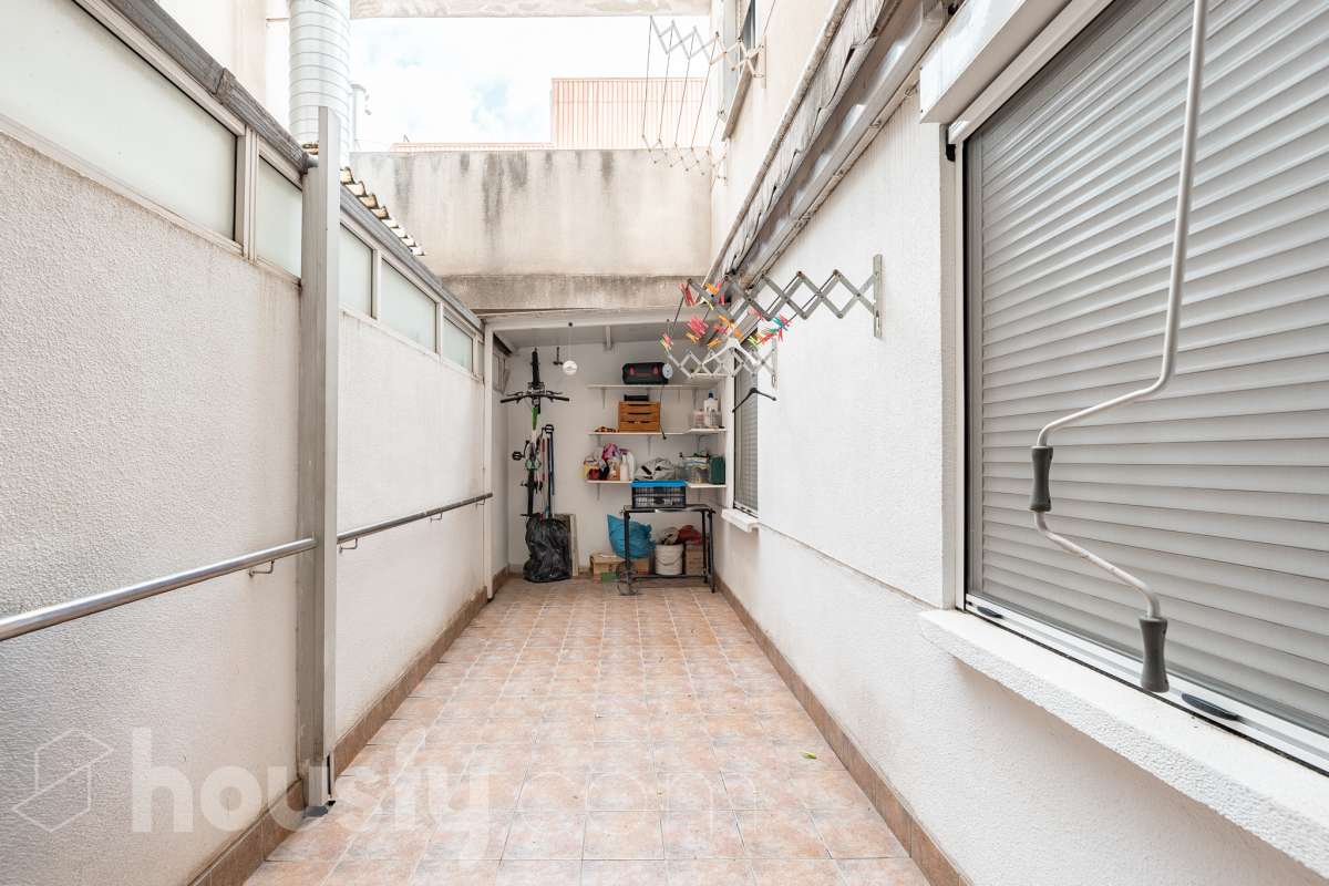 Housfy vende 🏡 fantástico piso ubicado en Pallejà, si buscas comodidad en todas sus estancias, tranquilidad pero sin renunciar a vivir cerca de Barcelona esta es tu oportunidad. Situado en una zona estratégica a solo 20 minutos de la Diagonal de Barcelona. Dispone de 120 m2 útiles (verificados con la Dirección General de Catastro). Construido en el año: 1994. Distribución de estancias -Salón-comedor -4 Dormitorios -2 Baños -Cocina equipada Características específicas -Ascensor -Aire acondicionado -Calefacción -Balcón -Plaza de garaje Zona y entorno Respecto a la ubicación, se sitúa en Pallejà, municipio de Barcelona. Esta propiedad se encuentra cerca de transporte público, colegios, supermercados y farmacias. Es el punto fuerte de esta zona por su acceso inmediato a las vías rápidas: A-2 / B-23: Llegas a la entrada de Barcelona (Diagonal/Zona Universitaria) en unos 15-20 minutos sin tráfico. AP-7: Conexión directa hacia el Vallès o el sur (Tarragona). B-24: Conexión rápida hacia Vallirana y el interior. Transporte Público (FGC) La estación de Ferrocarrils de la Generalitat (Pallejà) está a pocos minutos a pie. Barcelona (Plaza España): ~30-35 minutos. Frecuencia: Muy alta en horas punta (líneas S4, S8, R5, R6). Aviso legal El precio de venta no incluye gastos de la compraventa como notaría, registro, impuestos, ni tampoco honorarios agencia. Esta publicación no es vinculante. Consulta siempre la nota simple con Housfy antes de formalizar la compraventa. Sobre nosotros Housfy es la plataforma integral de servicios inmobiliarios. Nuestra combinación de expertos y tecnología pone al alcance de todo el mundo servicios cómodos, claros y seguros. AICAT número: 7922. Nos encargamos de la gestión y asesoramiento de la compra. ¡Olvídate de todo! Hacemos los trámites por ti. Y, si además necesitas financiación, ponemos a tu disposición un bróker hipotecario para ayudarte a conseguir las mejores condiciones para tu perfil económico. ¿Quieres visitarla? Contacta con Housfy y agenda tu visita sin compromiso. Más información en: housfy.com En cumplimiento de la Ley 8/2026 en Cataluña, el certificado de presencia o ausencia de amianto se encuentra en proceso de tramitación.-30