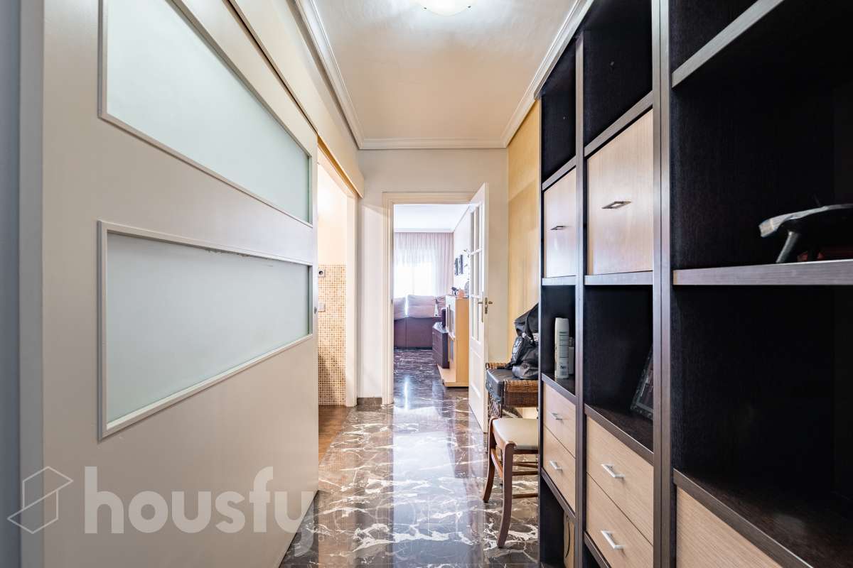 Housfy vende 🏡 fantástico piso ubicado en Pallejà, si buscas comodidad en todas sus estancias, tranquilidad pero sin renunciar a vivir cerca de Barcelona esta es tu oportunidad. Situado en una zona estratégica a solo 20 minutos de la Diagonal de Barcelona. Dispone de 120 m2 útiles (verificados con la Dirección General de Catastro). Construido en el año: 1994. Distribución de estancias -Salón-comedor -4 Dormitorios -2 Baños -Cocina equipada Características específicas -Ascensor -Aire acondicionado -Calefacción -Balcón -Plaza de garaje Zona y entorno Respecto a la ubicación, se sitúa en Pallejà, municipio de Barcelona. Esta propiedad se encuentra cerca de transporte público, colegios, supermercados y farmacias. Es el punto fuerte de esta zona por su acceso inmediato a las vías rápidas: A-2 / B-23: Llegas a la entrada de Barcelona (Diagonal/Zona Universitaria) en unos 15-20 minutos sin tráfico. AP-7: Conexión directa hacia el Vallès o el sur (Tarragona). B-24: Conexión rápida hacia Vallirana y el interior. Transporte Público (FGC) La estación de Ferrocarrils de la Generalitat (Pallejà) está a pocos minutos a pie. Barcelona (Plaza España): ~30-35 minutos. Frecuencia: Muy alta en horas punta (líneas S4, S8, R5, R6). Aviso legal El precio de venta no incluye gastos de la compraventa como notaría, registro, impuestos, ni tampoco honorarios agencia. Esta publicación no es vinculante. Consulta siempre la nota simple con Housfy antes de formalizar la compraventa. Sobre nosotros Housfy es la plataforma integral de servicios inmobiliarios. Nuestra combinación de expertos y tecnología pone al alcance de todo el mundo servicios cómodos, claros y seguros. AICAT número: 7922. Nos encargamos de la gestión y asesoramiento de la compra. ¡Olvídate de todo! Hacemos los trámites por ti. Y, si además necesitas financiación, ponemos a tu disposición un bróker hipotecario para ayudarte a conseguir las mejores condiciones para tu perfil económico. ¿Quieres visitarla? Contacta con Housfy y agenda tu visita sin compromiso. Más información en: housfy.com En cumplimiento de la Ley 8/2026 en Cataluña, el certificado de presencia o ausencia de amianto se encuentra en proceso de tramitación.-36