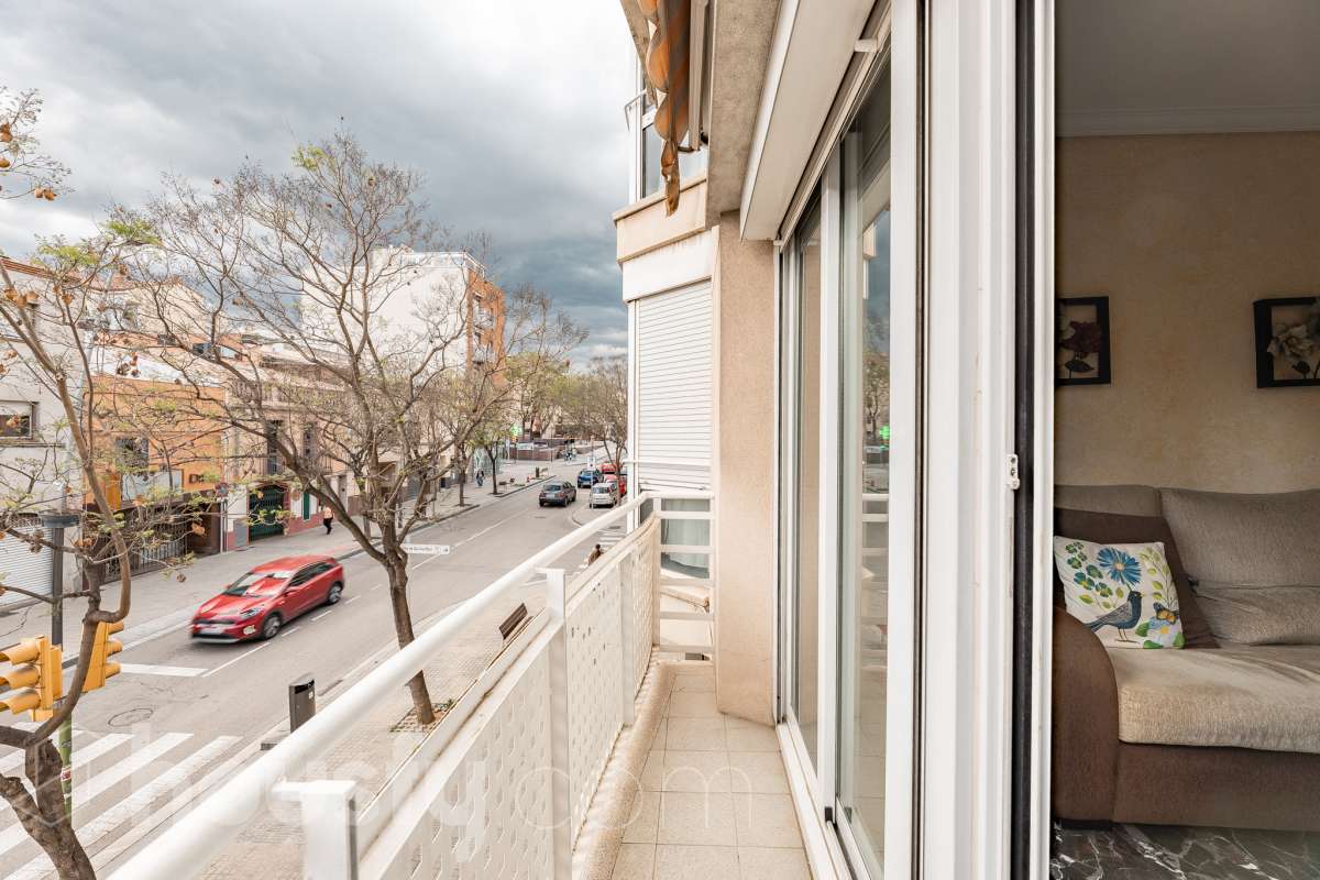 Housfy vende 🏡 fantástico piso ubicado en Pallejà, si buscas comodidad en todas sus estancias, tranquilidad pero sin renunciar a vivir cerca de Barcelona esta es tu oportunidad. Situado en una zona estratégica a solo 20 minutos de la Diagonal de Barcelona. Dispone de 120 m2 útiles (verificados con la Dirección General de Catastro). Construido en el año: 1994. Distribución de estancias -Salón-comedor -4 Dormitorios -2 Baños -Cocina equipada Características específicas -Ascensor -Aire acondicionado -Calefacción -Balcón -Plaza de garaje Zona y entorno Respecto a la ubicación, se sitúa en Pallejà, municipio de Barcelona. Esta propiedad se encuentra cerca de transporte público, colegios, supermercados y farmacias. Es el punto fuerte de esta zona por su acceso inmediato a las vías rápidas: A-2 / B-23: Llegas a la entrada de Barcelona (Diagonal/Zona Universitaria) en unos 15-20 minutos sin tráfico. AP-7: Conexión directa hacia el Vallès o el sur (Tarragona). B-24: Conexión rápida hacia Vallirana y el interior. Transporte Público (FGC) La estación de Ferrocarrils de la Generalitat (Pallejà) está a pocos minutos a pie. Barcelona (Plaza España): ~30-35 minutos. Frecuencia: Muy alta en horas punta (líneas S4, S8, R5, R6). Aviso legal El precio de venta no incluye gastos de la compraventa como notaría, registro, impuestos, ni tampoco honorarios agencia. Esta publicación no es vinculante. Consulta siempre la nota simple con Housfy antes de formalizar la compraventa. Sobre nosotros Housfy es la plataforma integral de servicios inmobiliarios. Nuestra combinación de expertos y tecnología pone al alcance de todo el mundo servicios cómodos, claros y seguros. AICAT número: 7922. Nos encargamos de la gestión y asesoramiento de la compra. ¡Olvídate de todo! Hacemos los trámites por ti. Y, si además necesitas financiación, ponemos a tu disposición un bróker hipotecario para ayudarte a conseguir las mejores condiciones para tu perfil económico. ¿Quieres visitarla? Contacta con Housfy y agenda tu visita sin compromiso. Más información en: housfy.com En cumplimiento de la Ley 8/2026 en Cataluña, el certificado de presencia o ausencia de amianto se encuentra en proceso de tramitación.-28