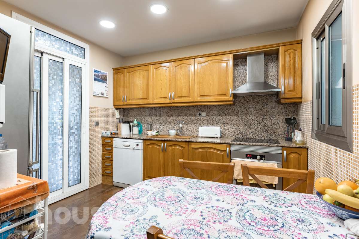 Housfy vende 🏡 fantástico piso ubicado en Pallejà, si buscas comodidad en todas sus estancias, tranquilidad pero sin renunciar a vivir cerca de Barcelona esta es tu oportunidad. Situado en una zona estratégica a solo 20 minutos de la Diagonal de Barcelona. Dispone de 120 m2 útiles (verificados con la Dirección General de Catastro). Construido en el año: 1994. Distribución de estancias -Salón-comedor -4 Dormitorios -2 Baños -Cocina equipada Características específicas -Ascensor -Aire acondicionado -Calefacción -Balcón -Plaza de garaje Zona y entorno Respecto a la ubicación, se sitúa en Pallejà, municipio de Barcelona. Esta propiedad se encuentra cerca de transporte público, colegios, supermercados y farmacias. Es el punto fuerte de esta zona por su acceso inmediato a las vías rápidas: A-2 / B-23: Llegas a la entrada de Barcelona (Diagonal/Zona Universitaria) en unos 15-20 minutos sin tráfico. AP-7: Conexión directa hacia el Vallès o el sur (Tarragona). B-24: Conexión rápida hacia Vallirana y el interior. Transporte Público (FGC) La estación de Ferrocarrils de la Generalitat (Pallejà) está a pocos minutos a pie. Barcelona (Plaza España): ~30-35 minutos. Frecuencia: Muy alta en horas punta (líneas S4, S8, R5, R6). Aviso legal El precio de venta no incluye gastos de la compraventa como notaría, registro, impuestos, ni tampoco honorarios agencia. Esta publicación no es vinculante. Consulta siempre la nota simple con Housfy antes de formalizar la compraventa. Sobre nosotros Housfy es la plataforma integral de servicios inmobiliarios. Nuestra combinación de expertos y tecnología pone al alcance de todo el mundo servicios cómodos, claros y seguros. AICAT número: 7922. Nos encargamos de la gestión y asesoramiento de la compra. ¡Olvídate de todo! Hacemos los trámites por ti. Y, si además necesitas financiación, ponemos a tu disposición un bróker hipotecario para ayudarte a conseguir las mejores condiciones para tu perfil económico. ¿Quieres visitarla? Contacta con Housfy y agenda tu visita sin compromiso. Más información en: housfy.com En cumplimiento de la Ley 8/2026 en Cataluña, el certificado de presencia o ausencia de amianto se encuentra en proceso de tramitación.-21