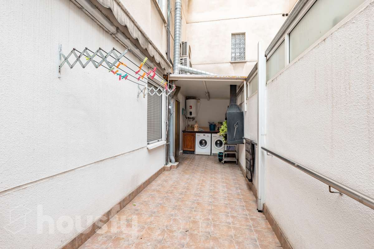 Housfy vende 🏡 fantástico piso ubicado en Pallejà, si buscas comodidad en todas sus estancias, tranquilidad pero sin renunciar a vivir cerca de Barcelona esta es tu oportunidad. Situado en una zona estratégica a solo 20 minutos de la Diagonal de Barcelona. Dispone de 120 m2 útiles (verificados con la Dirección General de Catastro). Construido en el año: 1994. Distribución de estancias -Salón-comedor -4 Dormitorios -2 Baños -Cocina equipada Características específicas -Ascensor -Aire acondicionado -Calefacción -Balcón -Plaza de garaje Zona y entorno Respecto a la ubicación, se sitúa en Pallejà, municipio de Barcelona. Esta propiedad se encuentra cerca de transporte público, colegios, supermercados y farmacias. Es el punto fuerte de esta zona por su acceso inmediato a las vías rápidas: A-2 / B-23: Llegas a la entrada de Barcelona (Diagonal/Zona Universitaria) en unos 15-20 minutos sin tráfico. AP-7: Conexión directa hacia el Vallès o el sur (Tarragona). B-24: Conexión rápida hacia Vallirana y el interior. Transporte Público (FGC) La estación de Ferrocarrils de la Generalitat (Pallejà) está a pocos minutos a pie. Barcelona (Plaza España): ~30-35 minutos. Frecuencia: Muy alta en horas punta (líneas S4, S8, R5, R6). Aviso legal El precio de venta no incluye gastos de la compraventa como notaría, registro, impuestos, ni tampoco honorarios agencia. Esta publicación no es vinculante. Consulta siempre la nota simple con Housfy antes de formalizar la compraventa. Sobre nosotros Housfy es la plataforma integral de servicios inmobiliarios. Nuestra combinación de expertos y tecnología pone al alcance de todo el mundo servicios cómodos, claros y seguros. AICAT número: 7922. Nos encargamos de la gestión y asesoramiento de la compra. ¡Olvídate de todo! Hacemos los trámites por ti. Y, si además necesitas financiación, ponemos a tu disposición un bróker hipotecario para ayudarte a conseguir las mejores condiciones para tu perfil económico. ¿Quieres visitarla? Contacta con Housfy y agenda tu visita sin compromiso. Más información en: housfy.com En cumplimiento de la Ley 8/2026 en Cataluña, el certificado de presencia o ausencia de amianto se encuentra en proceso de tramitación.-31