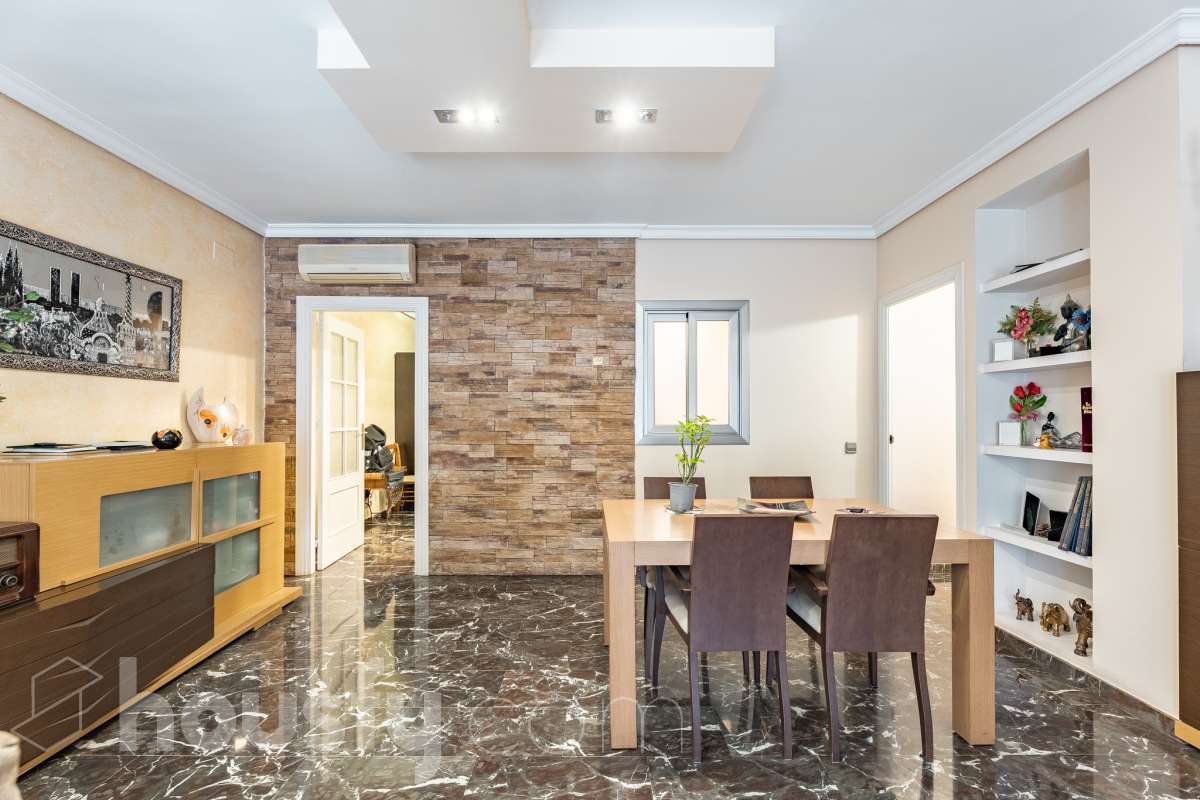 Housfy vende 🏡 fantástico piso ubicado en Pallejà, si buscas comodidad en todas sus estancias, tranquilidad pero sin renunciar a vivir cerca de Barcelona esta es tu oportunidad. Situado en una zona estratégica a solo 20 minutos de la Diagonal de Barcelona. Dispone de 120 m2 útiles (verificados con la Dirección General de Catastro). Construido en el año: 1994. Distribución de estancias -Salón-comedor -4 Dormitorios -2 Baños -Cocina equipada Características específicas -Ascensor -Aire acondicionado -Calefacción -Balcón -Plaza de garaje Zona y entorno Respecto a la ubicación, se sitúa en Pallejà, municipio de Barcelona. Esta propiedad se encuentra cerca de transporte público, colegios, supermercados y farmacias. Es el punto fuerte de esta zona por su acceso inmediato a las vías rápidas: A-2 / B-23: Llegas a la entrada de Barcelona (Diagonal/Zona Universitaria) en unos 15-20 minutos sin tráfico. AP-7: Conexión directa hacia el Vallès o el sur (Tarragona). B-24: Conexión rápida hacia Vallirana y el interior. Transporte Público (FGC) La estación de Ferrocarrils de la Generalitat (Pallejà) está a pocos minutos a pie. Barcelona (Plaza España): ~30-35 minutos. Frecuencia: Muy alta en horas punta (líneas S4, S8, R5, R6). Aviso legal El precio de venta no incluye gastos de la compraventa como notaría, registro, impuestos, ni tampoco honorarios agencia. Esta publicación no es vinculante. Consulta siempre la nota simple con Housfy antes de formalizar la compraventa. Sobre nosotros Housfy es la plataforma integral de servicios inmobiliarios. Nuestra combinación de expertos y tecnología pone al alcance de todo el mundo servicios cómodos, claros y seguros. AICAT número: 7922. Nos encargamos de la gestión y asesoramiento de la compra. ¡Olvídate de todo! Hacemos los trámites por ti. Y, si además necesitas financiación, ponemos a tu disposición un bróker hipotecario para ayudarte a conseguir las mejores condiciones para tu perfil económico. ¿Quieres visitarla? Contacta con Housfy y agenda tu visita sin compromiso. Más información en: housfy.com En cumplimiento de la Ley 8/2026 en Cataluña, el certificado de presencia o ausencia de amianto se encuentra en proceso de tramitación.-8