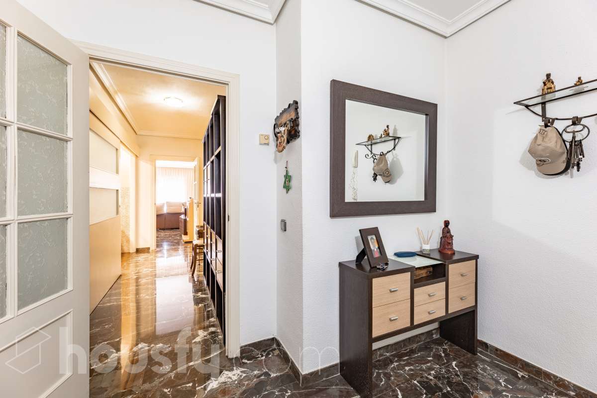 Housfy vende 🏡 fantástico piso ubicado en Pallejà, si buscas comodidad en todas sus estancias, tranquilidad pero sin renunciar a vivir cerca de Barcelona esta es tu oportunidad. Situado en una zona estratégica a solo 20 minutos de la Diagonal de Barcelona. Dispone de 120 m2 útiles (verificados con la Dirección General de Catastro). Construido en el año: 1994. Distribución de estancias -Salón-comedor -4 Dormitorios -2 Baños -Cocina equipada Características específicas -Ascensor -Aire acondicionado -Calefacción -Balcón -Plaza de garaje Zona y entorno Respecto a la ubicación, se sitúa en Pallejà, municipio de Barcelona. Esta propiedad se encuentra cerca de transporte público, colegios, supermercados y farmacias. Es el punto fuerte de esta zona por su acceso inmediato a las vías rápidas: A-2 / B-23: Llegas a la entrada de Barcelona (Diagonal/Zona Universitaria) en unos 15-20 minutos sin tráfico. AP-7: Conexión directa hacia el Vallès o el sur (Tarragona). B-24: Conexión rápida hacia Vallirana y el interior. Transporte Público (FGC) La estación de Ferrocarrils de la Generalitat (Pallejà) está a pocos minutos a pie. Barcelona (Plaza España): ~30-35 minutos. Frecuencia: Muy alta en horas punta (líneas S4, S8, R5, R6). Aviso legal El precio de venta no incluye gastos de la compraventa como notaría, registro, impuestos, ni tampoco honorarios agencia. Esta publicación no es vinculante. Consulta siempre la nota simple con Housfy antes de formalizar la compraventa. Sobre nosotros Housfy es la plataforma integral de servicios inmobiliarios. Nuestra combinación de expertos y tecnología pone al alcance de todo el mundo servicios cómodos, claros y seguros. AICAT número: 7922. Nos encargamos de la gestión y asesoramiento de la compra. ¡Olvídate de todo! Hacemos los trámites por ti. Y, si además necesitas financiación, ponemos a tu disposición un bróker hipotecario para ayudarte a conseguir las mejores condiciones para tu perfil económico. ¿Quieres visitarla? Contacta con Housfy y agenda tu visita sin compromiso. Más información en: housfy.com En cumplimiento de la Ley 8/2026 en Cataluña, el certificado de presencia o ausencia de amianto se encuentra en proceso de tramitación.-35