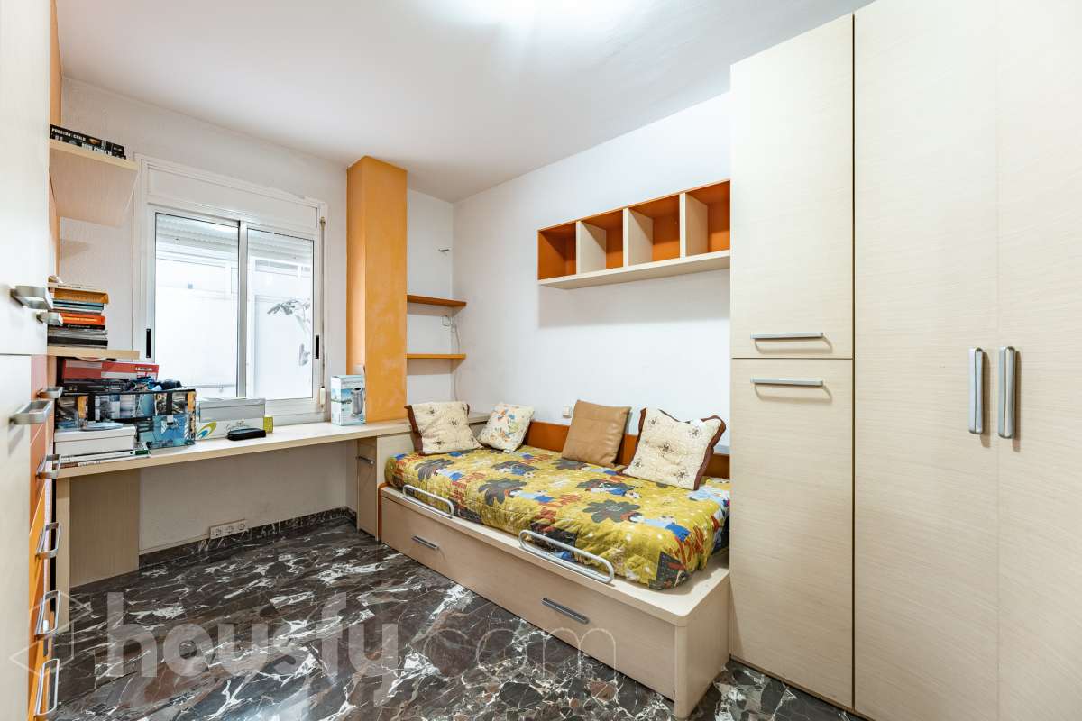 Housfy vende 🏡 fantástico piso ubicado en Pallejà, si buscas comodidad en todas sus estancias, tranquilidad pero sin renunciar a vivir cerca de Barcelona esta es tu oportunidad. Situado en una zona estratégica a solo 20 minutos de la Diagonal de Barcelona. Dispone de 120 m2 útiles (verificados con la Dirección General de Catastro). Construido en el año: 1994. Distribución de estancias -Salón-comedor -4 Dormitorios -2 Baños -Cocina equipada Características específicas -Ascensor -Aire acondicionado -Calefacción -Balcón -Plaza de garaje Zona y entorno Respecto a la ubicación, se sitúa en Pallejà, municipio de Barcelona. Esta propiedad se encuentra cerca de transporte público, colegios, supermercados y farmacias. Es el punto fuerte de esta zona por su acceso inmediato a las vías rápidas: A-2 / B-23: Llegas a la entrada de Barcelona (Diagonal/Zona Universitaria) en unos 15-20 minutos sin tráfico. AP-7: Conexión directa hacia el Vallès o el sur (Tarragona). B-24: Conexión rápida hacia Vallirana y el interior. Transporte Público (FGC) La estación de Ferrocarrils de la Generalitat (Pallejà) está a pocos minutos a pie. Barcelona (Plaza España): ~30-35 minutos. Frecuencia: Muy alta en horas punta (líneas S4, S8, R5, R6). Aviso legal El precio de venta no incluye gastos de la compraventa como notaría, registro, impuestos, ni tampoco honorarios agencia. Esta publicación no es vinculante. Consulta siempre la nota simple con Housfy antes de formalizar la compraventa. Sobre nosotros Housfy es la plataforma integral de servicios inmobiliarios. Nuestra combinación de expertos y tecnología pone al alcance de todo el mundo servicios cómodos, claros y seguros. AICAT número: 7922. Nos encargamos de la gestión y asesoramiento de la compra. ¡Olvídate de todo! Hacemos los trámites por ti. Y, si además necesitas financiación, ponemos a tu disposición un bróker hipotecario para ayudarte a conseguir las mejores condiciones para tu perfil económico. ¿Quieres visitarla? Contacta con Housfy y agenda tu visita sin compromiso. Más información en: housfy.com En cumplimiento de la Ley 8/2026 en Cataluña, el certificado de presencia o ausencia de amianto se encuentra en proceso de tramitación.-13