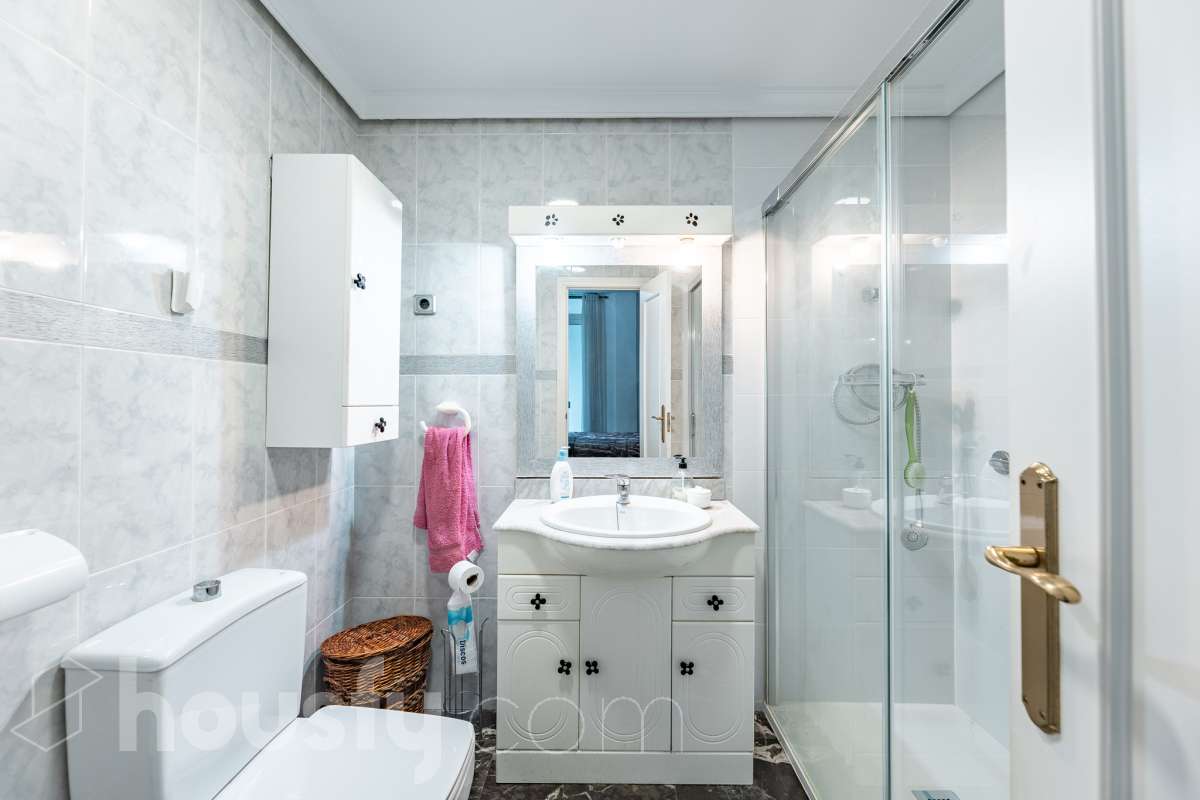 Housfy vende 🏡 fantástico piso ubicado en Pallejà, si buscas comodidad en todas sus estancias, tranquilidad pero sin renunciar a vivir cerca de Barcelona esta es tu oportunidad. Situado en una zona estratégica a solo 20 minutos de la Diagonal de Barcelona. Dispone de 120 m2 útiles (verificados con la Dirección General de Catastro). Construido en el año: 1994. Distribución de estancias -Salón-comedor -4 Dormitorios -2 Baños -Cocina equipada Características específicas -Ascensor -Aire acondicionado -Calefacción -Balcón -Plaza de garaje Zona y entorno Respecto a la ubicación, se sitúa en Pallejà, municipio de Barcelona. Esta propiedad se encuentra cerca de transporte público, colegios, supermercados y farmacias. Es el punto fuerte de esta zona por su acceso inmediato a las vías rápidas: A-2 / B-23: Llegas a la entrada de Barcelona (Diagonal/Zona Universitaria) en unos 15-20 minutos sin tráfico. AP-7: Conexión directa hacia el Vallès o el sur (Tarragona). B-24: Conexión rápida hacia Vallirana y el interior. Transporte Público (FGC) La estación de Ferrocarrils de la Generalitat (Pallejà) está a pocos minutos a pie. Barcelona (Plaza España): ~30-35 minutos. Frecuencia: Muy alta en horas punta (líneas S4, S8, R5, R6). Aviso legal El precio de venta no incluye gastos de la compraventa como notaría, registro, impuestos, ni tampoco honorarios agencia. Esta publicación no es vinculante. Consulta siempre la nota simple con Housfy antes de formalizar la compraventa. Sobre nosotros Housfy es la plataforma integral de servicios inmobiliarios. Nuestra combinación de expertos y tecnología pone al alcance de todo el mundo servicios cómodos, claros y seguros. AICAT número: 7922. Nos encargamos de la gestión y asesoramiento de la compra. ¡Olvídate de todo! Hacemos los trámites por ti. Y, si además necesitas financiación, ponemos a tu disposición un bróker hipotecario para ayudarte a conseguir las mejores condiciones para tu perfil económico. ¿Quieres visitarla? Contacta con Housfy y agenda tu visita sin compromiso. Más información en: housfy.com En cumplimiento de la Ley 8/2026 en Cataluña, el certificado de presencia o ausencia de amianto se encuentra en proceso de tramitación.-26