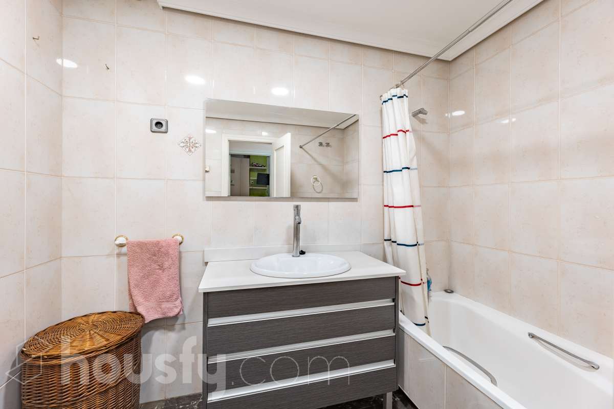 Housfy vende 🏡 fantástico piso ubicado en Pallejà, si buscas comodidad en todas sus estancias, tranquilidad pero sin renunciar a vivir cerca de Barcelona esta es tu oportunidad. Situado en una zona estratégica a solo 20 minutos de la Diagonal de Barcelona. Dispone de 120 m2 útiles (verificados con la Dirección General de Catastro). Construido en el año: 1994. Distribución de estancias -Salón-comedor -4 Dormitorios -2 Baños -Cocina equipada Características específicas -Ascensor -Aire acondicionado -Calefacción -Balcón -Plaza de garaje Zona y entorno Respecto a la ubicación, se sitúa en Pallejà, municipio de Barcelona. Esta propiedad se encuentra cerca de transporte público, colegios, supermercados y farmacias. Es el punto fuerte de esta zona por su acceso inmediato a las vías rápidas: A-2 / B-23: Llegas a la entrada de Barcelona (Diagonal/Zona Universitaria) en unos 15-20 minutos sin tráfico. AP-7: Conexión directa hacia el Vallès o el sur (Tarragona). B-24: Conexión rápida hacia Vallirana y el interior. Transporte Público (FGC) La estación de Ferrocarrils de la Generalitat (Pallejà) está a pocos minutos a pie. Barcelona (Plaza España): ~30-35 minutos. Frecuencia: Muy alta en horas punta (líneas S4, S8, R5, R6). Aviso legal El precio de venta no incluye gastos de la compraventa como notaría, registro, impuestos, ni tampoco honorarios agencia. Esta publicación no es vinculante. Consulta siempre la nota simple con Housfy antes de formalizar la compraventa. Sobre nosotros Housfy es la plataforma integral de servicios inmobiliarios. Nuestra combinación de expertos y tecnología pone al alcance de todo el mundo servicios cómodos, claros y seguros. AICAT número: 7922. Nos encargamos de la gestión y asesoramiento de la compra. ¡Olvídate de todo! Hacemos los trámites por ti. Y, si además necesitas financiación, ponemos a tu disposición un bróker hipotecario para ayudarte a conseguir las mejores condiciones para tu perfil económico. ¿Quieres visitarla? Contacta con Housfy y agenda tu visita sin compromiso. Más información en: housfy.com En cumplimiento de la Ley 8/2026 en Cataluña, el certificado de presencia o ausencia de amianto se encuentra en proceso de tramitación.-25
