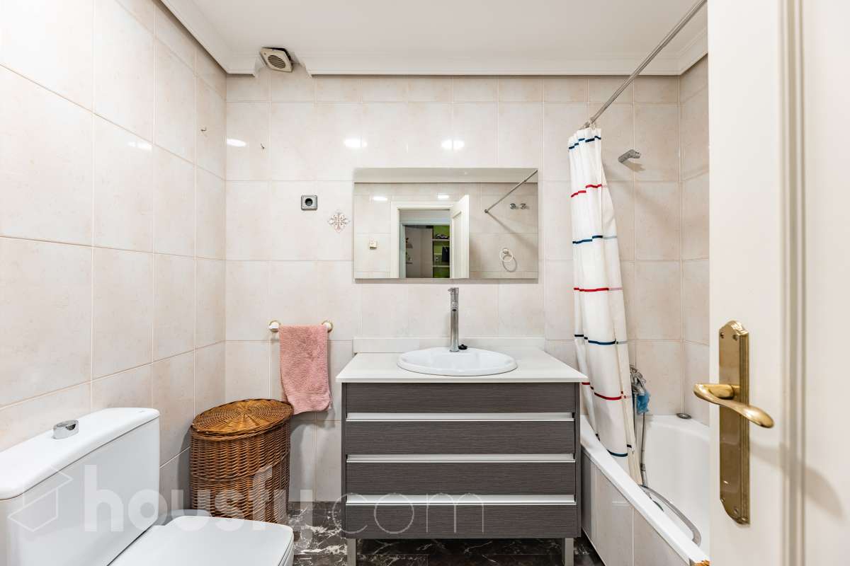 Housfy vende 🏡 fantástico piso ubicado en Pallejà, si buscas comodidad en todas sus estancias, tranquilidad pero sin renunciar a vivir cerca de Barcelona esta es tu oportunidad. Situado en una zona estratégica a solo 20 minutos de la Diagonal de Barcelona. Dispone de 120 m2 útiles (verificados con la Dirección General de Catastro). Construido en el año: 1994. Distribución de estancias -Salón-comedor -4 Dormitorios -2 Baños -Cocina equipada Características específicas -Ascensor -Aire acondicionado -Calefacción -Balcón -Plaza de garaje Zona y entorno Respecto a la ubicación, se sitúa en Pallejà, municipio de Barcelona. Esta propiedad se encuentra cerca de transporte público, colegios, supermercados y farmacias. Es el punto fuerte de esta zona por su acceso inmediato a las vías rápidas: A-2 / B-23: Llegas a la entrada de Barcelona (Diagonal/Zona Universitaria) en unos 15-20 minutos sin tráfico. AP-7: Conexión directa hacia el Vallès o el sur (Tarragona). B-24: Conexión rápida hacia Vallirana y el interior. Transporte Público (FGC) La estación de Ferrocarrils de la Generalitat (Pallejà) está a pocos minutos a pie. Barcelona (Plaza España): ~30-35 minutos. Frecuencia: Muy alta en horas punta (líneas S4, S8, R5, R6). Aviso legal El precio de venta no incluye gastos de la compraventa como notaría, registro, impuestos, ni tampoco honorarios agencia. Esta publicación no es vinculante. Consulta siempre la nota simple con Housfy antes de formalizar la compraventa. Sobre nosotros Housfy es la plataforma integral de servicios inmobiliarios. Nuestra combinación de expertos y tecnología pone al alcance de todo el mundo servicios cómodos, claros y seguros. AICAT número: 7922. Nos encargamos de la gestión y asesoramiento de la compra. ¡Olvídate de todo! Hacemos los trámites por ti. Y, si además necesitas financiación, ponemos a tu disposición un bróker hipotecario para ayudarte a conseguir las mejores condiciones para tu perfil económico. ¿Quieres visitarla? Contacta con Housfy y agenda tu visita sin compromiso. Más información en: housfy.com En cumplimiento de la Ley 8/2026 en Cataluña, el certificado de presencia o ausencia de amianto se encuentra en proceso de tramitación.-24