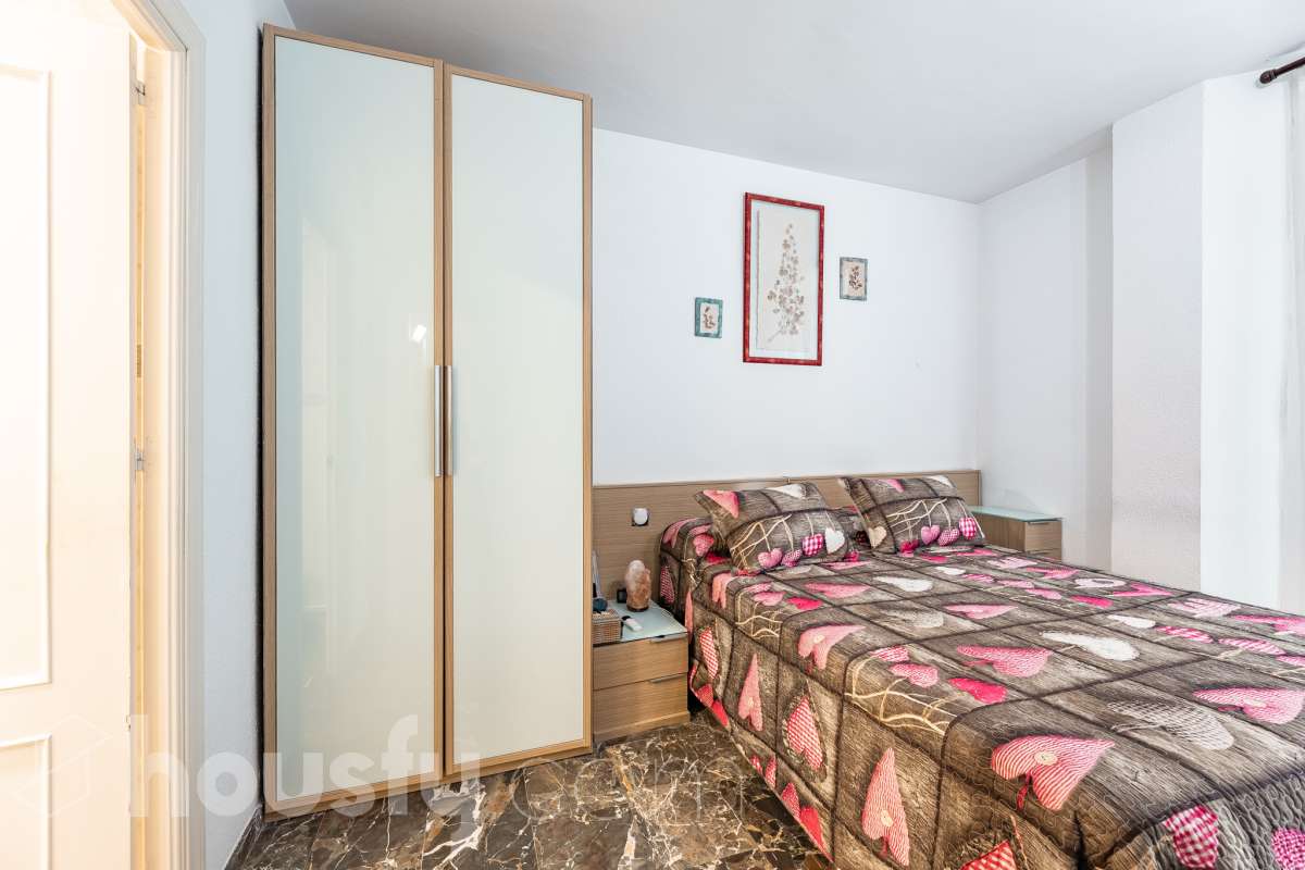 Housfy vende 🏡 fantástico piso ubicado en Pallejà, si buscas comodidad en todas sus estancias, tranquilidad pero sin renunciar a vivir cerca de Barcelona esta es tu oportunidad. Situado en una zona estratégica a solo 20 minutos de la Diagonal de Barcelona. Dispone de 120 m2 útiles (verificados con la Dirección General de Catastro). Construido en el año: 1994. Distribución de estancias -Salón-comedor -4 Dormitorios -2 Baños -Cocina equipada Características específicas -Ascensor -Aire acondicionado -Calefacción -Balcón -Plaza de garaje Zona y entorno Respecto a la ubicación, se sitúa en Pallejà, municipio de Barcelona. Esta propiedad se encuentra cerca de transporte público, colegios, supermercados y farmacias. Es el punto fuerte de esta zona por su acceso inmediato a las vías rápidas: A-2 / B-23: Llegas a la entrada de Barcelona (Diagonal/Zona Universitaria) en unos 15-20 minutos sin tráfico. AP-7: Conexión directa hacia el Vallès o el sur (Tarragona). B-24: Conexión rápida hacia Vallirana y el interior. Transporte Público (FGC) La estación de Ferrocarrils de la Generalitat (Pallejà) está a pocos minutos a pie. Barcelona (Plaza España): ~30-35 minutos. Frecuencia: Muy alta en horas punta (líneas S4, S8, R5, R6). Aviso legal El precio de venta no incluye gastos de la compraventa como notaría, registro, impuestos, ni tampoco honorarios agencia. Esta publicación no es vinculante. Consulta siempre la nota simple con Housfy antes de formalizar la compraventa. Sobre nosotros Housfy es la plataforma integral de servicios inmobiliarios. Nuestra combinación de expertos y tecnología pone al alcance de todo el mundo servicios cómodos, claros y seguros. AICAT número: 7922. Nos encargamos de la gestión y asesoramiento de la compra. ¡Olvídate de todo! Hacemos los trámites por ti. Y, si además necesitas financiación, ponemos a tu disposición un bróker hipotecario para ayudarte a conseguir las mejores condiciones para tu perfil económico. ¿Quieres visitarla? Contacta con Housfy y agenda tu visita sin compromiso. Más información en: housfy.com En cumplimiento de la Ley 8/2026 en Cataluña, el certificado de presencia o ausencia de amianto se encuentra en proceso de tramitación.-9