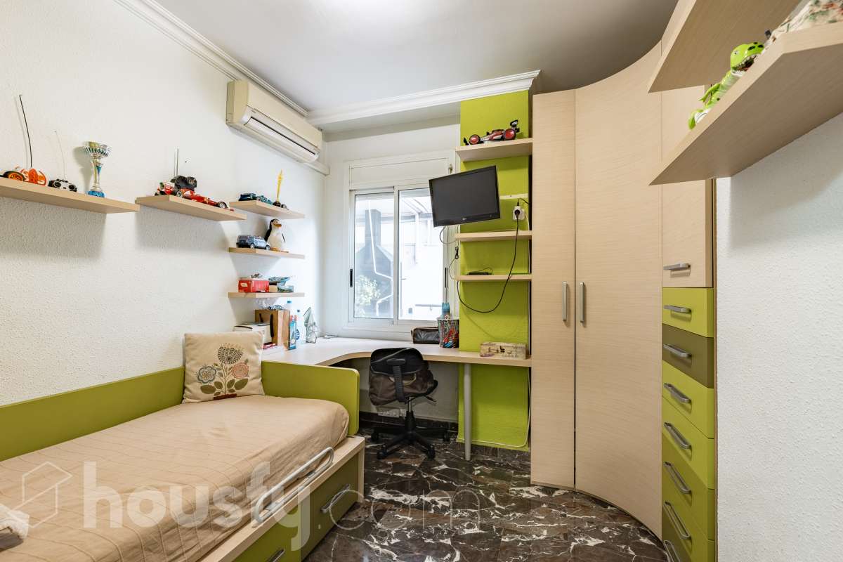 Housfy vende 🏡 fantástico piso ubicado en Pallejà, si buscas comodidad en todas sus estancias, tranquilidad pero sin renunciar a vivir cerca de Barcelona esta es tu oportunidad. Situado en una zona estratégica a solo 20 minutos de la Diagonal de Barcelona. Dispone de 120 m2 útiles (verificados con la Dirección General de Catastro). Construido en el año: 1994. Distribución de estancias -Salón-comedor -4 Dormitorios -2 Baños -Cocina equipada Características específicas -Ascensor -Aire acondicionado -Calefacción -Balcón -Plaza de garaje Zona y entorno Respecto a la ubicación, se sitúa en Pallejà, municipio de Barcelona. Esta propiedad se encuentra cerca de transporte público, colegios, supermercados y farmacias. Es el punto fuerte de esta zona por su acceso inmediato a las vías rápidas: A-2 / B-23: Llegas a la entrada de Barcelona (Diagonal/Zona Universitaria) en unos 15-20 minutos sin tráfico. AP-7: Conexión directa hacia el Vallès o el sur (Tarragona). B-24: Conexión rápida hacia Vallirana y el interior. Transporte Público (FGC) La estación de Ferrocarrils de la Generalitat (Pallejà) está a pocos minutos a pie. Barcelona (Plaza España): ~30-35 minutos. Frecuencia: Muy alta en horas punta (líneas S4, S8, R5, R6). Aviso legal El precio de venta no incluye gastos de la compraventa como notaría, registro, impuestos, ni tampoco honorarios agencia. Esta publicación no es vinculante. Consulta siempre la nota simple con Housfy antes de formalizar la compraventa. Sobre nosotros Housfy es la plataforma integral de servicios inmobiliarios. Nuestra combinación de expertos y tecnología pone al alcance de todo el mundo servicios cómodos, claros y seguros. AICAT número: 7922. Nos encargamos de la gestión y asesoramiento de la compra. ¡Olvídate de todo! Hacemos los trámites por ti. Y, si además necesitas financiación, ponemos a tu disposición un bróker hipotecario para ayudarte a conseguir las mejores condiciones para tu perfil económico. ¿Quieres visitarla? Contacta con Housfy y agenda tu visita sin compromiso. Más información en: housfy.com En cumplimiento de la Ley 8/2026 en Cataluña, el certificado de presencia o ausencia de amianto se encuentra en proceso de tramitación.-15