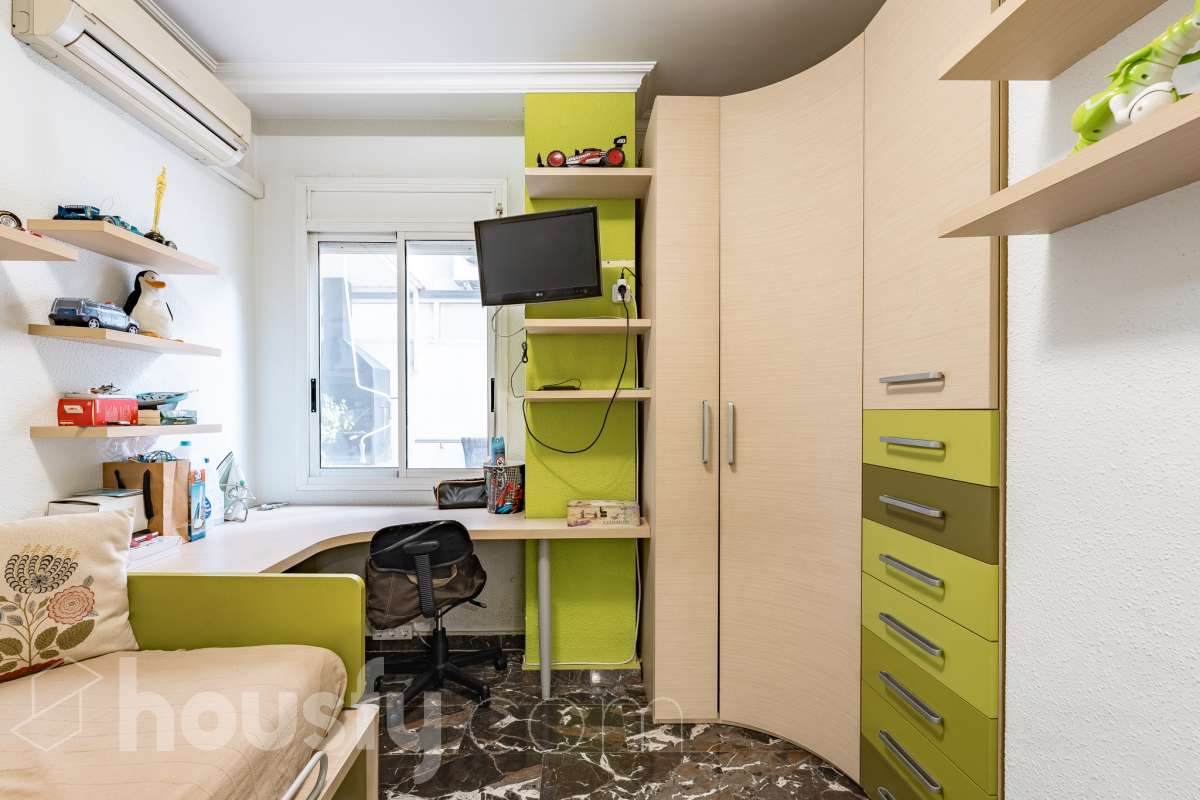 Housfy vende 🏡 fantástico piso ubicado en Pallejà, si buscas comodidad en todas sus estancias, tranquilidad pero sin renunciar a vivir cerca de Barcelona esta es tu oportunidad. Situado en una zona estratégica a solo 20 minutos de la Diagonal de Barcelona. Dispone de 120 m2 útiles (verificados con la Dirección General de Catastro). Construido en el año: 1994. Distribución de estancias -Salón-comedor -4 Dormitorios -2 Baños -Cocina equipada Características específicas -Ascensor -Aire acondicionado -Calefacción -Balcón -Plaza de garaje Zona y entorno Respecto a la ubicación, se sitúa en Pallejà, municipio de Barcelona. Esta propiedad se encuentra cerca de transporte público, colegios, supermercados y farmacias. Es el punto fuerte de esta zona por su acceso inmediato a las vías rápidas: A-2 / B-23: Llegas a la entrada de Barcelona (Diagonal/Zona Universitaria) en unos 15-20 minutos sin tráfico. AP-7: Conexión directa hacia el Vallès o el sur (Tarragona). B-24: Conexión rápida hacia Vallirana y el interior. Transporte Público (FGC) La estación de Ferrocarrils de la Generalitat (Pallejà) está a pocos minutos a pie. Barcelona (Plaza España): ~30-35 minutos. Frecuencia: Muy alta en horas punta (líneas S4, S8, R5, R6). Aviso legal El precio de venta no incluye gastos de la compraventa como notaría, registro, impuestos, ni tampoco honorarios agencia. Esta publicación no es vinculante. Consulta siempre la nota simple con Housfy antes de formalizar la compraventa. Sobre nosotros Housfy es la plataforma integral de servicios inmobiliarios. Nuestra combinación de expertos y tecnología pone al alcance de todo el mundo servicios cómodos, claros y seguros. AICAT número: 7922. Nos encargamos de la gestión y asesoramiento de la compra. ¡Olvídate de todo! Hacemos los trámites por ti. Y, si además necesitas financiación, ponemos a tu disposición un bróker hipotecario para ayudarte a conseguir las mejores condiciones para tu perfil económico. ¿Quieres visitarla? Contacta con Housfy y agenda tu visita sin compromiso. Más información en: housfy.com En cumplimiento de la Ley 8/2026 en Cataluña, el certificado de presencia o ausencia de amianto se encuentra en proceso de tramitación.-16