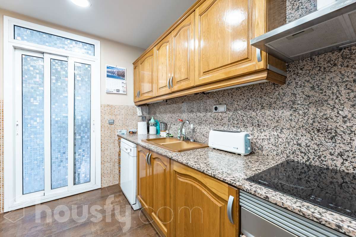 Housfy vende 🏡 fantástico piso ubicado en Pallejà, si buscas comodidad en todas sus estancias, tranquilidad pero sin renunciar a vivir cerca de Barcelona esta es tu oportunidad. Situado en una zona estratégica a solo 20 minutos de la Diagonal de Barcelona. Dispone de 120 m2 útiles (verificados con la Dirección General de Catastro). Construido en el año: 1994. Distribución de estancias -Salón-comedor -4 Dormitorios -2 Baños -Cocina equipada Características específicas -Ascensor -Aire acondicionado -Calefacción -Balcón -Plaza de garaje Zona y entorno Respecto a la ubicación, se sitúa en Pallejà, municipio de Barcelona. Esta propiedad se encuentra cerca de transporte público, colegios, supermercados y farmacias. Es el punto fuerte de esta zona por su acceso inmediato a las vías rápidas: A-2 / B-23: Llegas a la entrada de Barcelona (Diagonal/Zona Universitaria) en unos 15-20 minutos sin tráfico. AP-7: Conexión directa hacia el Vallès o el sur (Tarragona). B-24: Conexión rápida hacia Vallirana y el interior. Transporte Público (FGC) La estación de Ferrocarrils de la Generalitat (Pallejà) está a pocos minutos a pie. Barcelona (Plaza España): ~30-35 minutos. Frecuencia: Muy alta en horas punta (líneas S4, S8, R5, R6). Aviso legal El precio de venta no incluye gastos de la compraventa como notaría, registro, impuestos, ni tampoco honorarios agencia. Esta publicación no es vinculante. Consulta siempre la nota simple con Housfy antes de formalizar la compraventa. Sobre nosotros Housfy es la plataforma integral de servicios inmobiliarios. Nuestra combinación de expertos y tecnología pone al alcance de todo el mundo servicios cómodos, claros y seguros. AICAT número: 7922. Nos encargamos de la gestión y asesoramiento de la compra. ¡Olvídate de todo! Hacemos los trámites por ti. Y, si además necesitas financiación, ponemos a tu disposición un bróker hipotecario para ayudarte a conseguir las mejores condiciones para tu perfil económico. ¿Quieres visitarla? Contacta con Housfy y agenda tu visita sin compromiso. Más información en: housfy.com En cumplimiento de la Ley 8/2026 en Cataluña, el certificado de presencia o ausencia de amianto se encuentra en proceso de tramitación.-22