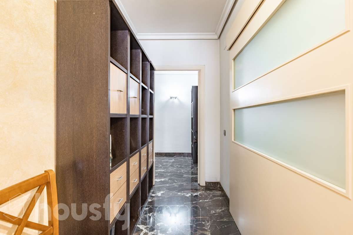 Housfy vende 🏡 fantástico piso ubicado en Pallejà, si buscas comodidad en todas sus estancias, tranquilidad pero sin renunciar a vivir cerca de Barcelona esta es tu oportunidad. Situado en una zona estratégica a solo 20 minutos de la Diagonal de Barcelona. Dispone de 120 m2 útiles (verificados con la Dirección General de Catastro). Construido en el año: 1994. Distribución de estancias -Salón-comedor -4 Dormitorios -2 Baños -Cocina equipada Características específicas -Ascensor -Aire acondicionado -Calefacción -Balcón -Plaza de garaje Zona y entorno Respecto a la ubicación, se sitúa en Pallejà, municipio de Barcelona. Esta propiedad se encuentra cerca de transporte público, colegios, supermercados y farmacias. Es el punto fuerte de esta zona por su acceso inmediato a las vías rápidas: A-2 / B-23: Llegas a la entrada de Barcelona (Diagonal/Zona Universitaria) en unos 15-20 minutos sin tráfico. AP-7: Conexión directa hacia el Vallès o el sur (Tarragona). B-24: Conexión rápida hacia Vallirana y el interior. Transporte Público (FGC) La estación de Ferrocarrils de la Generalitat (Pallejà) está a pocos minutos a pie. Barcelona (Plaza España): ~30-35 minutos. Frecuencia: Muy alta en horas punta (líneas S4, S8, R5, R6). Aviso legal El precio de venta no incluye gastos de la compraventa como notaría, registro, impuestos, ni tampoco honorarios agencia. Esta publicación no es vinculante. Consulta siempre la nota simple con Housfy antes de formalizar la compraventa. Sobre nosotros Housfy es la plataforma integral de servicios inmobiliarios. Nuestra combinación de expertos y tecnología pone al alcance de todo el mundo servicios cómodos, claros y seguros. AICAT número: 7922. Nos encargamos de la gestión y asesoramiento de la compra. ¡Olvídate de todo! Hacemos los trámites por ti. Y, si además necesitas financiación, ponemos a tu disposición un bróker hipotecario para ayudarte a conseguir las mejores condiciones para tu perfil económico. ¿Quieres visitarla? Contacta con Housfy y agenda tu visita sin compromiso. Más información en: housfy.com En cumplimiento de la Ley 8/2026 en Cataluña, el certificado de presencia o ausencia de amianto se encuentra en proceso de tramitación.-37