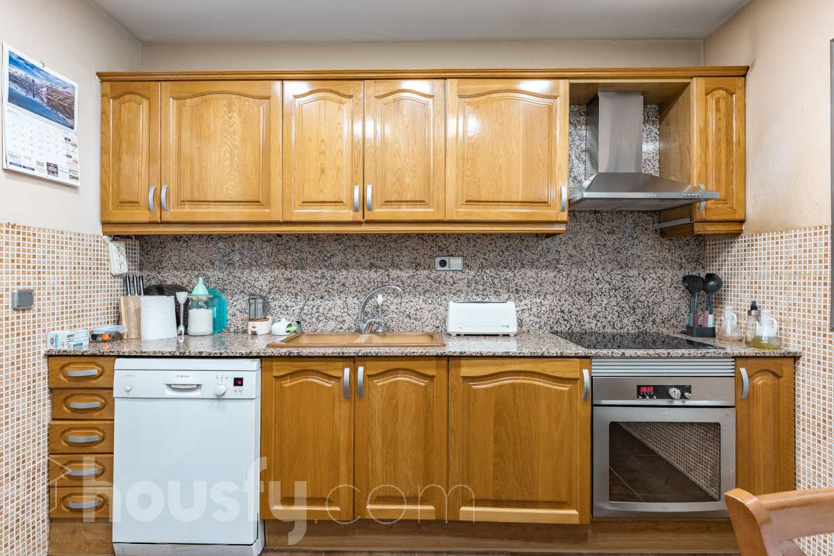 Housfy vende 🏡 fantástico piso ubicado en Pallejà, si buscas comodidad en todas sus estancias, tranquilidad pero sin renunciar a vivir cerca de Barcelona esta es tu oportunidad. Situado en una zona estratégica a solo 20 minutos de la Diagonal de Barcelona. Dispone de 120 m2 útiles (verificados con la Dirección General de Catastro). Construido en el año: 1994. Distribución de estancias -Salón-comedor -4 Dormitorios -2 Baños -Cocina equipada Características específicas -Ascensor -Aire acondicionado -Calefacción -Balcón -Plaza de garaje Zona y entorno Respecto a la ubicación, se sitúa en Pallejà, municipio de Barcelona. Esta propiedad se encuentra cerca de transporte público, colegios, supermercados y farmacias. Es el punto fuerte de esta zona por su acceso inmediato a las vías rápidas: A-2 / B-23: Llegas a la entrada de Barcelona (Diagonal/Zona Universitaria) en unos 15-20 minutos sin tráfico. AP-7: Conexión directa hacia el Vallès o el sur (Tarragona). B-24: Conexión rápida hacia Vallirana y el interior. Transporte Público (FGC) La estación de Ferrocarrils de la Generalitat (Pallejà) está a pocos minutos a pie. Barcelona (Plaza España): ~30-35 minutos. Frecuencia: Muy alta en horas punta (líneas S4, S8, R5, R6). Aviso legal El precio de venta no incluye gastos de la compraventa como notaría, registro, impuestos, ni tampoco honorarios agencia. Esta publicación no es vinculante. Consulta siempre la nota simple con Housfy antes de formalizar la compraventa. Sobre nosotros Housfy es la plataforma integral de servicios inmobiliarios. Nuestra combinación de expertos y tecnología pone al alcance de todo el mundo servicios cómodos, claros y seguros. AICAT número: 7922. Nos encargamos de la gestión y asesoramiento de la compra. ¡Olvídate de todo! Hacemos los trámites por ti. Y, si además necesitas financiación, ponemos a tu disposición un bróker hipotecario para ayudarte a conseguir las mejores condiciones para tu perfil económico. ¿Quieres visitarla? Contacta con Housfy y agenda tu visita sin compromiso. Más información en: housfy.com En cumplimiento de la Ley 8/2026 en Cataluña, el certificado de presencia o ausencia de amianto se encuentra en proceso de tramitación.-20