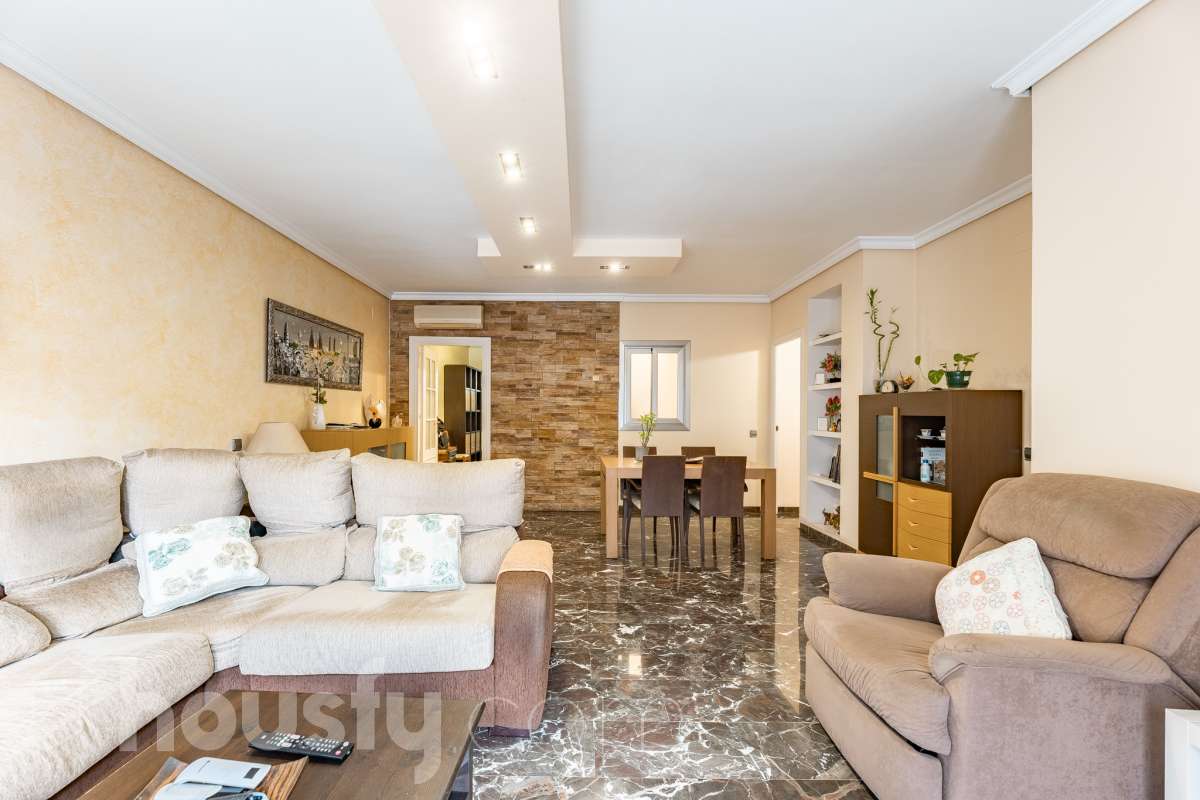 Housfy vende 🏡 fantástico piso ubicado en Pallejà, si buscas comodidad en todas sus estancias, tranquilidad pero sin renunciar a vivir cerca de Barcelona esta es tu oportunidad. Situado en una zona estratégica a solo 20 minutos de la Diagonal de Barcelona. Dispone de 120 m2 útiles (verificados con la Dirección General de Catastro). Construido en el año: 1994. Distribución de estancias -Salón-comedor -4 Dormitorios -2 Baños -Cocina equipada Características específicas -Ascensor -Aire acondicionado -Calefacción -Balcón -Plaza de garaje Zona y entorno Respecto a la ubicación, se sitúa en Pallejà, municipio de Barcelona. Esta propiedad se encuentra cerca de transporte público, colegios, supermercados y farmacias. Es el punto fuerte de esta zona por su acceso inmediato a las vías rápidas: A-2 / B-23: Llegas a la entrada de Barcelona (Diagonal/Zona Universitaria) en unos 15-20 minutos sin tráfico. AP-7: Conexión directa hacia el Vallès o el sur (Tarragona). B-24: Conexión rápida hacia Vallirana y el interior. Transporte Público (FGC) La estación de Ferrocarrils de la Generalitat (Pallejà) está a pocos minutos a pie. Barcelona (Plaza España): ~30-35 minutos. Frecuencia: Muy alta en horas punta (líneas S4, S8, R5, R6). Aviso legal El precio de venta no incluye gastos de la compraventa como notaría, registro, impuestos, ni tampoco honorarios agencia. Esta publicación no es vinculante. Consulta siempre la nota simple con Housfy antes de formalizar la compraventa. Sobre nosotros Housfy es la plataforma integral de servicios inmobiliarios. Nuestra combinación de expertos y tecnología pone al alcance de todo el mundo servicios cómodos, claros y seguros. AICAT número: 7922. Nos encargamos de la gestión y asesoramiento de la compra. ¡Olvídate de todo! Hacemos los trámites por ti. Y, si además necesitas financiación, ponemos a tu disposición un bróker hipotecario para ayudarte a conseguir las mejores condiciones para tu perfil económico. ¿Quieres visitarla? Contacta con Housfy y agenda tu visita sin compromiso. Más información en: housfy.com En cumplimiento de la Ley 8/2026 en Cataluña, el certificado de presencia o ausencia de amianto se encuentra en proceso de tramitación.-7