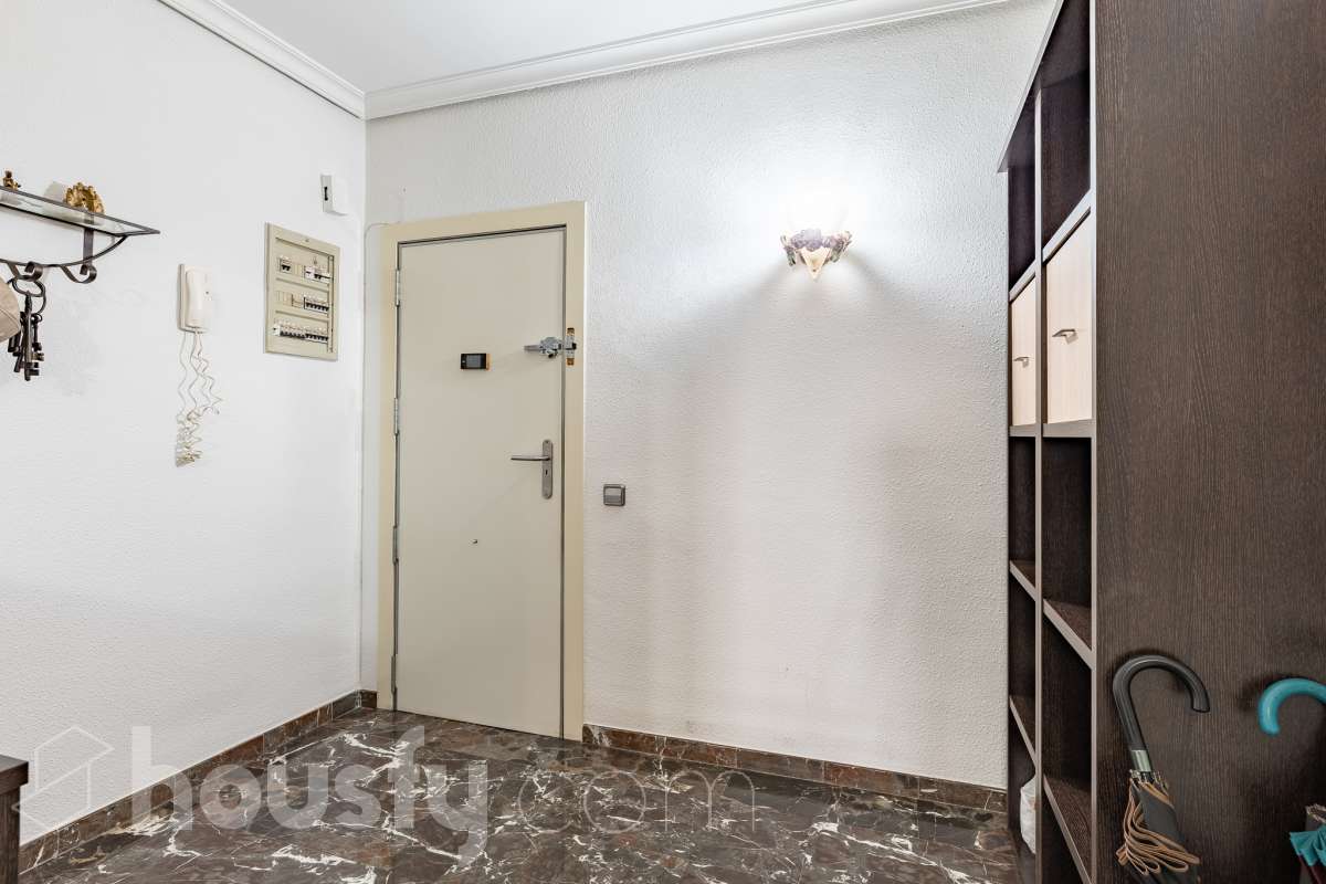 Housfy vende 🏡 fantástico piso ubicado en Pallejà, si buscas comodidad en todas sus estancias, tranquilidad pero sin renunciar a vivir cerca de Barcelona esta es tu oportunidad. Situado en una zona estratégica a solo 20 minutos de la Diagonal de Barcelona. Dispone de 120 m2 útiles (verificados con la Dirección General de Catastro). Construido en el año: 1994. Distribución de estancias -Salón-comedor -4 Dormitorios -2 Baños -Cocina equipada Características específicas -Ascensor -Aire acondicionado -Calefacción -Balcón -Plaza de garaje Zona y entorno Respecto a la ubicación, se sitúa en Pallejà, municipio de Barcelona. Esta propiedad se encuentra cerca de transporte público, colegios, supermercados y farmacias. Es el punto fuerte de esta zona por su acceso inmediato a las vías rápidas: A-2 / B-23: Llegas a la entrada de Barcelona (Diagonal/Zona Universitaria) en unos 15-20 minutos sin tráfico. AP-7: Conexión directa hacia el Vallès o el sur (Tarragona). B-24: Conexión rápida hacia Vallirana y el interior. Transporte Público (FGC) La estación de Ferrocarrils de la Generalitat (Pallejà) está a pocos minutos a pie. Barcelona (Plaza España): ~30-35 minutos. Frecuencia: Muy alta en horas punta (líneas S4, S8, R5, R6). Aviso legal El precio de venta no incluye gastos de la compraventa como notaría, registro, impuestos, ni tampoco honorarios agencia. Esta publicación no es vinculante. Consulta siempre la nota simple con Housfy antes de formalizar la compraventa. Sobre nosotros Housfy es la plataforma integral de servicios inmobiliarios. Nuestra combinación de expertos y tecnología pone al alcance de todo el mundo servicios cómodos, claros y seguros. AICAT número: 7922. Nos encargamos de la gestión y asesoramiento de la compra. ¡Olvídate de todo! Hacemos los trámites por ti. Y, si además necesitas financiación, ponemos a tu disposición un bróker hipotecario para ayudarte a conseguir las mejores condiciones para tu perfil económico. ¿Quieres visitarla? Contacta con Housfy y agenda tu visita sin compromiso. Más información en: housfy.com En cumplimiento de la Ley 8/2026 en Cataluña, el certificado de presencia o ausencia de amianto se encuentra en proceso de tramitación.-33