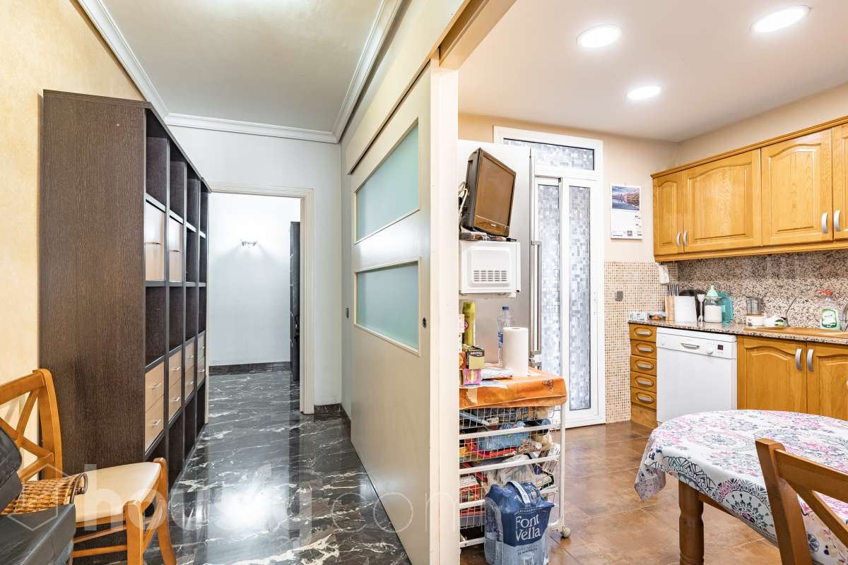 Housfy vende 🏡 fantástico piso ubicado en Pallejà, si buscas comodidad en todas sus estancias, tranquilidad pero sin renunciar a vivir cerca de Barcelona esta es tu oportunidad. Situado en una zona estratégica a solo 20 minutos de la Diagonal de Barcelona. Dispone de 120 m2 útiles (verificados con la Dirección General de Catastro). Construido en el año: 1994. Distribución de estancias -Salón-comedor -4 Dormitorios -2 Baños -Cocina equipada Características específicas -Ascensor -Aire acondicionado -Calefacción -Balcón -Plaza de garaje Zona y entorno Respecto a la ubicación, se sitúa en Pallejà, municipio de Barcelona. Esta propiedad se encuentra cerca de transporte público, colegios, supermercados y farmacias. Es el punto fuerte de esta zona por su acceso inmediato a las vías rápidas: A-2 / B-23: Llegas a la entrada de Barcelona (Diagonal/Zona Universitaria) en unos 15-20 minutos sin tráfico. AP-7: Conexión directa hacia el Vallès o el sur (Tarragona). B-24: Conexión rápida hacia Vallirana y el interior. Transporte Público (FGC) La estación de Ferrocarrils de la Generalitat (Pallejà) está a pocos minutos a pie. Barcelona (Plaza España): ~30-35 minutos. Frecuencia: Muy alta en horas punta (líneas S4, S8, R5, R6). Aviso legal El precio de venta no incluye gastos de la compraventa como notaría, registro, impuestos, ni tampoco honorarios agencia. Esta publicación no es vinculante. Consulta siempre la nota simple con Housfy antes de formalizar la compraventa. Sobre nosotros Housfy es la plataforma integral de servicios inmobiliarios. Nuestra combinación de expertos y tecnología pone al alcance de todo el mundo servicios cómodos, claros y seguros. AICAT número: 7922. Nos encargamos de la gestión y asesoramiento de la compra. ¡Olvídate de todo! Hacemos los trámites por ti. Y, si además necesitas financiación, ponemos a tu disposición un bróker hipotecario para ayudarte a conseguir las mejores condiciones para tu perfil económico. ¿Quieres visitarla? Contacta con Housfy y agenda tu visita sin compromiso. Más información en: housfy.com En cumplimiento de la Ley 8/2026 en Cataluña, el certificado de presencia o ausencia de amianto se encuentra en proceso de tramitación.-38