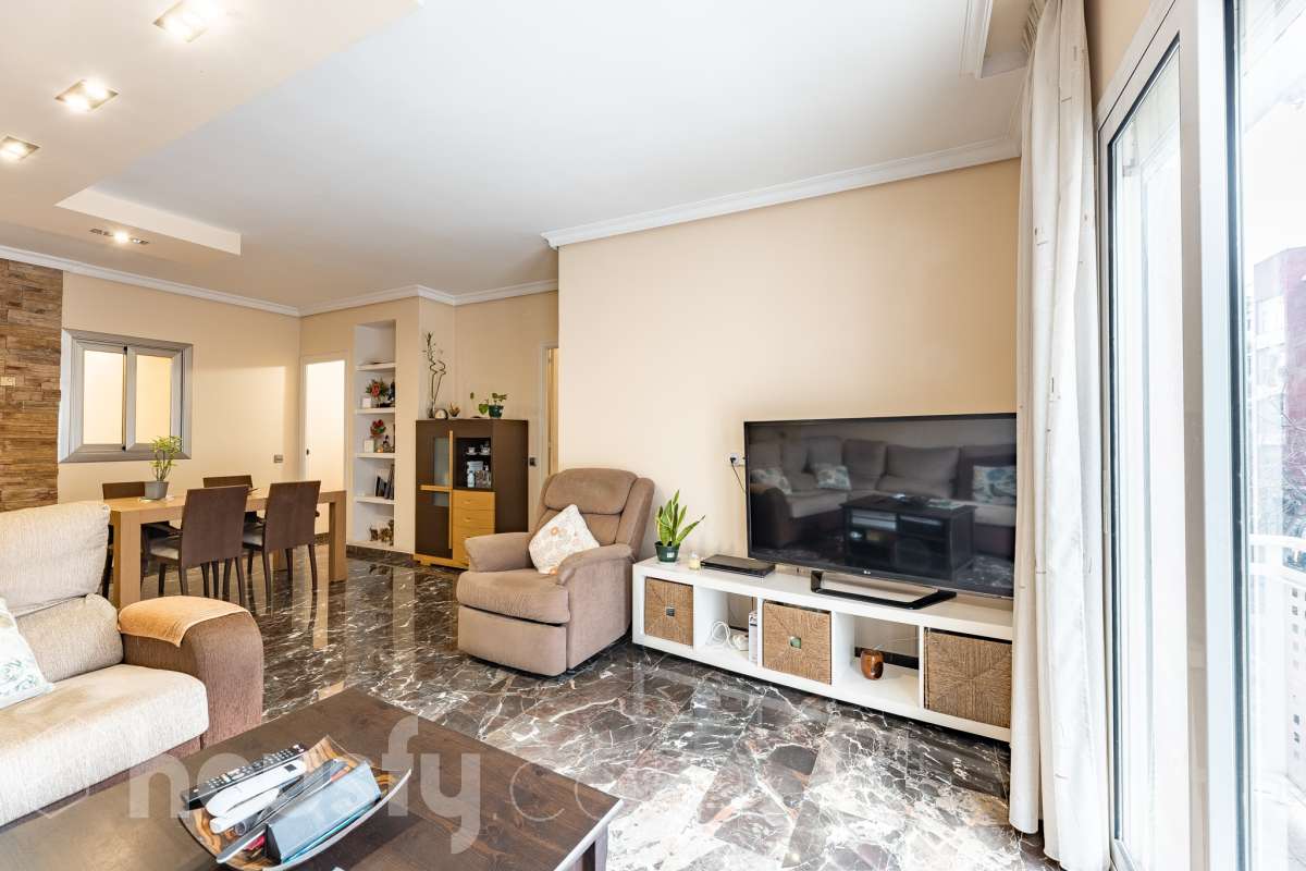 Housfy vende 🏡 fantástico piso ubicado en Pallejà, si buscas comodidad en todas sus estancias, tranquilidad pero sin renunciar a vivir cerca de Barcelona esta es tu oportunidad. Situado en una zona estratégica a solo 20 minutos de la Diagonal de Barcelona. Dispone de 120 m2 útiles (verificados con la Dirección General de Catastro). Construido en el año: 1994. Distribución de estancias -Salón-comedor -4 Dormitorios -2 Baños -Cocina equipada Características específicas -Ascensor -Aire acondicionado -Calefacción -Balcón -Plaza de garaje Zona y entorno Respecto a la ubicación, se sitúa en Pallejà, municipio de Barcelona. Esta propiedad se encuentra cerca de transporte público, colegios, supermercados y farmacias. Es el punto fuerte de esta zona por su acceso inmediato a las vías rápidas: A-2 / B-23: Llegas a la entrada de Barcelona (Diagonal/Zona Universitaria) en unos 15-20 minutos sin tráfico. AP-7: Conexión directa hacia el Vallès o el sur (Tarragona). B-24: Conexión rápida hacia Vallirana y el interior. Transporte Público (FGC) La estación de Ferrocarrils de la Generalitat (Pallejà) está a pocos minutos a pie. Barcelona (Plaza España): ~30-35 minutos. Frecuencia: Muy alta en horas punta (líneas S4, S8, R5, R6). Aviso legal El precio de venta no incluye gastos de la compraventa como notaría, registro, impuestos, ni tampoco honorarios agencia. Esta publicación no es vinculante. Consulta siempre la nota simple con Housfy antes de formalizar la compraventa. Sobre nosotros Housfy es la plataforma integral de servicios inmobiliarios. Nuestra combinación de expertos y tecnología pone al alcance de todo el mundo servicios cómodos, claros y seguros. AICAT número: 7922. Nos encargamos de la gestión y asesoramiento de la compra. ¡Olvídate de todo! Hacemos los trámites por ti. Y, si además necesitas financiación, ponemos a tu disposición un bróker hipotecario para ayudarte a conseguir las mejores condiciones para tu perfil económico. ¿Quieres visitarla? Contacta con Housfy y agenda tu visita sin compromiso. Más información en: housfy.com En cumplimiento de la Ley 8/2026 en Cataluña, el certificado de presencia o ausencia de amianto se encuentra en proceso de tramitación.-6
