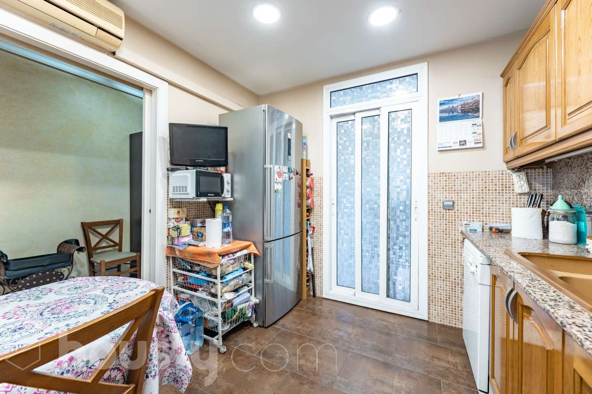 Housfy vende 🏡 fantástico piso ubicado en Pallejà, si buscas comodidad en todas sus estancias, tranquilidad pero sin renunciar a vivir cerca de Barcelona esta es tu oportunidad. Situado en una zona estratégica a solo 20 minutos de la Diagonal de Barcelona. Dispone de 120 m2 útiles (verificados con la Dirección General de Catastro). Construido en el año: 1994. Distribución de estancias -Salón-comedor -4 Dormitorios -2 Baños -Cocina equipada Características específicas -Ascensor -Aire acondicionado -Calefacción -Balcón -Plaza de garaje Zona y entorno Respecto a la ubicación, se sitúa en Pallejà, municipio de Barcelona. Esta propiedad se encuentra cerca de transporte público, colegios, supermercados y farmacias. Es el punto fuerte de esta zona por su acceso inmediato a las vías rápidas: A-2 / B-23: Llegas a la entrada de Barcelona (Diagonal/Zona Universitaria) en unos 15-20 minutos sin tráfico. AP-7: Conexión directa hacia el Vallès o el sur (Tarragona). B-24: Conexión rápida hacia Vallirana y el interior. Transporte Público (FGC) La estación de Ferrocarrils de la Generalitat (Pallejà) está a pocos minutos a pie. Barcelona (Plaza España): ~30-35 minutos. Frecuencia: Muy alta en horas punta (líneas S4, S8, R5, R6). Aviso legal El precio de venta no incluye gastos de la compraventa como notaría, registro, impuestos, ni tampoco honorarios agencia. Esta publicación no es vinculante. Consulta siempre la nota simple con Housfy antes de formalizar la compraventa. Sobre nosotros Housfy es la plataforma integral de servicios inmobiliarios. Nuestra combinación de expertos y tecnología pone al alcance de todo el mundo servicios cómodos, claros y seguros. AICAT número: 7922. Nos encargamos de la gestión y asesoramiento de la compra. ¡Olvídate de todo! Hacemos los trámites por ti. Y, si además necesitas financiación, ponemos a tu disposición un bróker hipotecario para ayudarte a conseguir las mejores condiciones para tu perfil económico. ¿Quieres visitarla? Contacta con Housfy y agenda tu visita sin compromiso. Más información en: housfy.com En cumplimiento de la Ley 8/2026 en Cataluña, el certificado de presencia o ausencia de amianto se encuentra en proceso de tramitación.-23