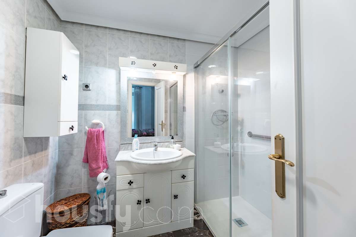 Housfy vende 🏡 fantástico piso ubicado en Pallejà, si buscas comodidad en todas sus estancias, tranquilidad pero sin renunciar a vivir cerca de Barcelona esta es tu oportunidad. Situado en una zona estratégica a solo 20 minutos de la Diagonal de Barcelona. Dispone de 120 m2 útiles (verificados con la Dirección General de Catastro). Construido en el año: 1994. Distribución de estancias -Salón-comedor -4 Dormitorios -2 Baños -Cocina equipada Características específicas -Ascensor -Aire acondicionado -Calefacción -Balcón -Plaza de garaje Zona y entorno Respecto a la ubicación, se sitúa en Pallejà, municipio de Barcelona. Esta propiedad se encuentra cerca de transporte público, colegios, supermercados y farmacias. Es el punto fuerte de esta zona por su acceso inmediato a las vías rápidas: A-2 / B-23: Llegas a la entrada de Barcelona (Diagonal/Zona Universitaria) en unos 15-20 minutos sin tráfico. AP-7: Conexión directa hacia el Vallès o el sur (Tarragona). B-24: Conexión rápida hacia Vallirana y el interior. Transporte Público (FGC) La estación de Ferrocarrils de la Generalitat (Pallejà) está a pocos minutos a pie. Barcelona (Plaza España): ~30-35 minutos. Frecuencia: Muy alta en horas punta (líneas S4, S8, R5, R6). Aviso legal El precio de venta no incluye gastos de la compraventa como notaría, registro, impuestos, ni tampoco honorarios agencia. Esta publicación no es vinculante. Consulta siempre la nota simple con Housfy antes de formalizar la compraventa. Sobre nosotros Housfy es la plataforma integral de servicios inmobiliarios. Nuestra combinación de expertos y tecnología pone al alcance de todo el mundo servicios cómodos, claros y seguros. AICAT número: 7922. Nos encargamos de la gestión y asesoramiento de la compra. ¡Olvídate de todo! Hacemos los trámites por ti. Y, si además necesitas financiación, ponemos a tu disposición un bróker hipotecario para ayudarte a conseguir las mejores condiciones para tu perfil económico. ¿Quieres visitarla? Contacta con Housfy y agenda tu visita sin compromiso. Más información en: housfy.com En cumplimiento de la Ley 8/2026 en Cataluña, el certificado de presencia o ausencia de amianto se encuentra en proceso de tramitación.-27