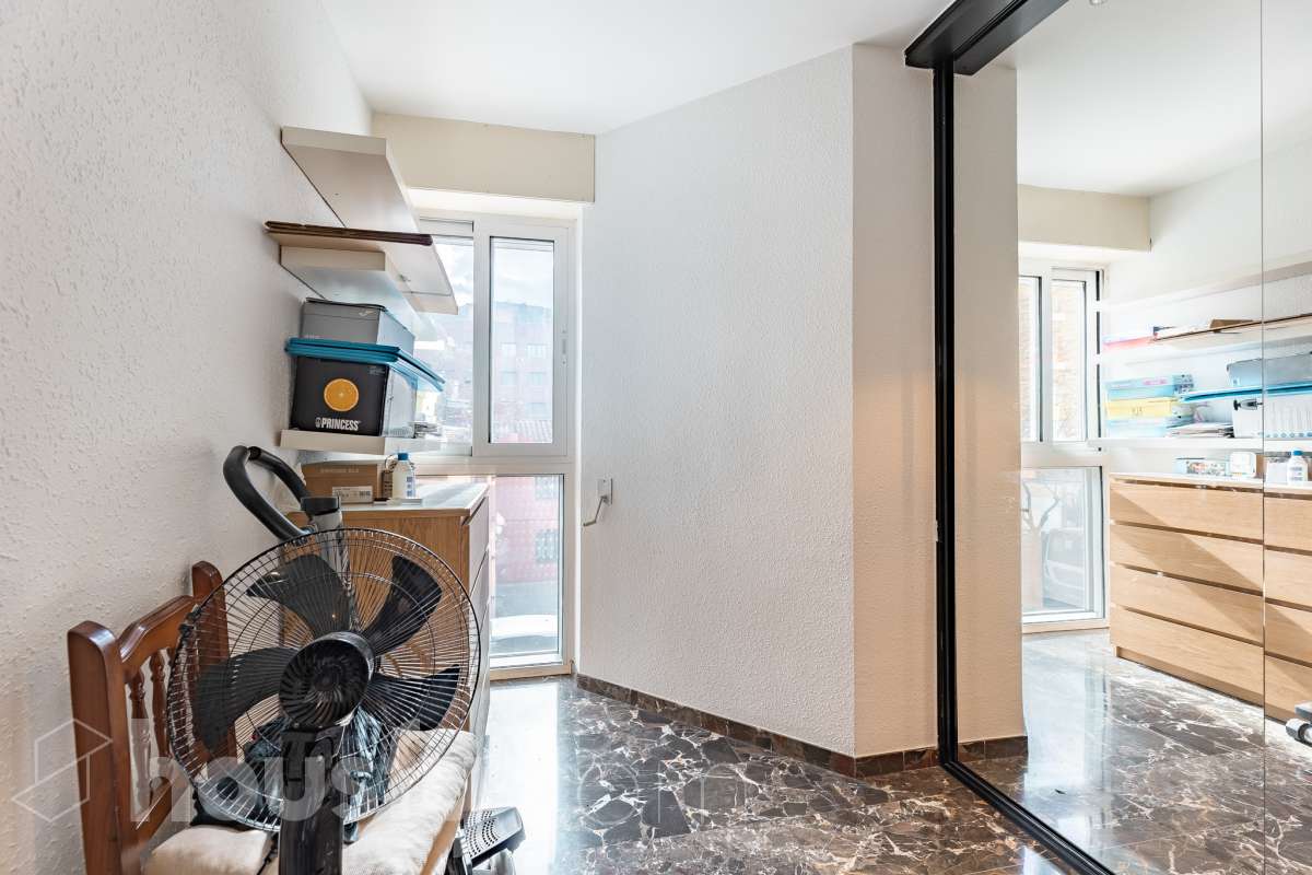Housfy vende 🏡 fantástico piso ubicado en Pallejà, si buscas comodidad en todas sus estancias, tranquilidad pero sin renunciar a vivir cerca de Barcelona esta es tu oportunidad. Situado en una zona estratégica a solo 20 minutos de la Diagonal de Barcelona. Dispone de 120 m2 útiles (verificados con la Dirección General de Catastro). Construido en el año: 1994. Distribución de estancias -Salón-comedor -4 Dormitorios -2 Baños -Cocina equipada Características específicas -Ascensor -Aire acondicionado -Calefacción -Balcón -Plaza de garaje Zona y entorno Respecto a la ubicación, se sitúa en Pallejà, municipio de Barcelona. Esta propiedad se encuentra cerca de transporte público, colegios, supermercados y farmacias. Es el punto fuerte de esta zona por su acceso inmediato a las vías rápidas: A-2 / B-23: Llegas a la entrada de Barcelona (Diagonal/Zona Universitaria) en unos 15-20 minutos sin tráfico. AP-7: Conexión directa hacia el Vallès o el sur (Tarragona). B-24: Conexión rápida hacia Vallirana y el interior. Transporte Público (FGC) La estación de Ferrocarrils de la Generalitat (Pallejà) está a pocos minutos a pie. Barcelona (Plaza España): ~30-35 minutos. Frecuencia: Muy alta en horas punta (líneas S4, S8, R5, R6). Aviso legal El precio de venta no incluye gastos de la compraventa como notaría, registro, impuestos, ni tampoco honorarios agencia. Esta publicación no es vinculante. Consulta siempre la nota simple con Housfy antes de formalizar la compraventa. Sobre nosotros Housfy es la plataforma integral de servicios inmobiliarios. Nuestra combinación de expertos y tecnología pone al alcance de todo el mundo servicios cómodos, claros y seguros. AICAT número: 7922. Nos encargamos de la gestión y asesoramiento de la compra. ¡Olvídate de todo! Hacemos los trámites por ti. Y, si además necesitas financiación, ponemos a tu disposición un bróker hipotecario para ayudarte a conseguir las mejores condiciones para tu perfil económico. ¿Quieres visitarla? Contacta con Housfy y agenda tu visita sin compromiso. Más información en: housfy.com En cumplimiento de la Ley 8/2026 en Cataluña, el certificado de presencia o ausencia de amianto se encuentra en proceso de tramitación.-18