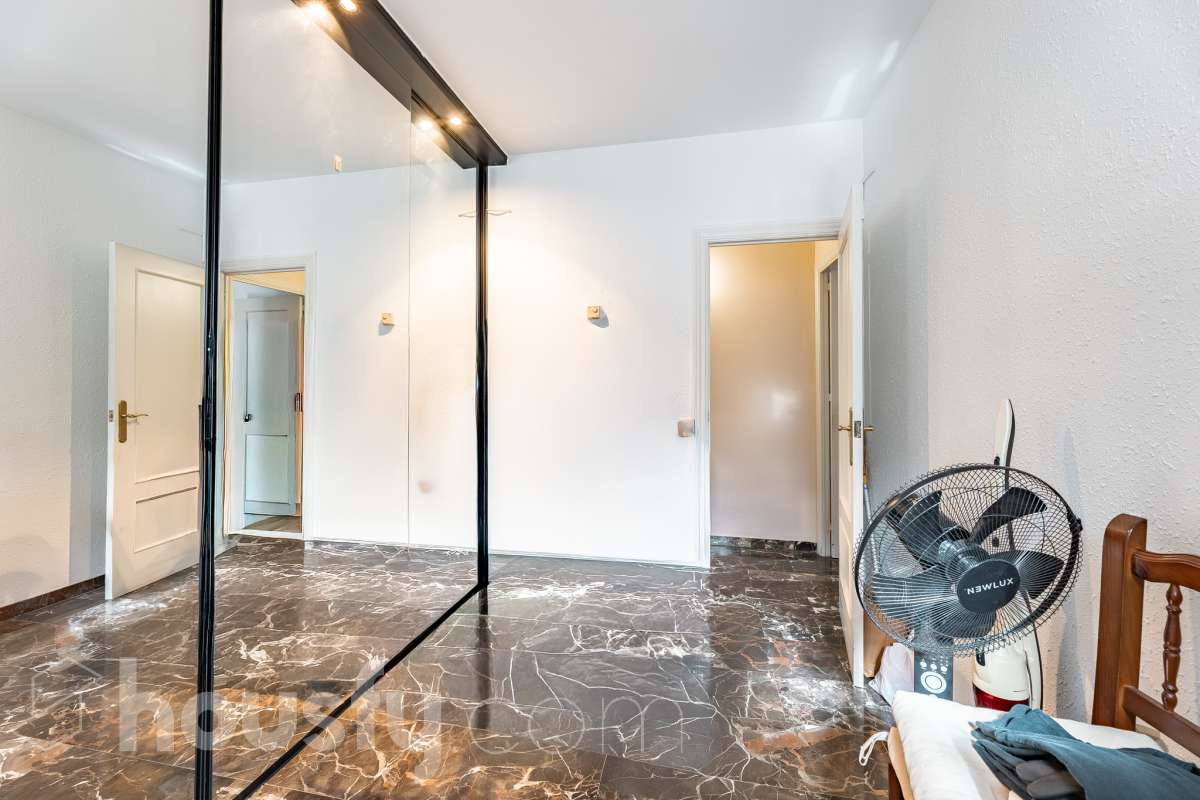 Housfy vende 🏡 fantástico piso ubicado en Pallejà, si buscas comodidad en todas sus estancias, tranquilidad pero sin renunciar a vivir cerca de Barcelona esta es tu oportunidad. Situado en una zona estratégica a solo 20 minutos de la Diagonal de Barcelona. Dispone de 120 m2 útiles (verificados con la Dirección General de Catastro). Construido en el año: 1994. Distribución de estancias -Salón-comedor -4 Dormitorios -2 Baños -Cocina equipada Características específicas -Ascensor -Aire acondicionado -Calefacción -Balcón -Plaza de garaje Zona y entorno Respecto a la ubicación, se sitúa en Pallejà, municipio de Barcelona. Esta propiedad se encuentra cerca de transporte público, colegios, supermercados y farmacias. Es el punto fuerte de esta zona por su acceso inmediato a las vías rápidas: A-2 / B-23: Llegas a la entrada de Barcelona (Diagonal/Zona Universitaria) en unos 15-20 minutos sin tráfico. AP-7: Conexión directa hacia el Vallès o el sur (Tarragona). B-24: Conexión rápida hacia Vallirana y el interior. Transporte Público (FGC) La estación de Ferrocarrils de la Generalitat (Pallejà) está a pocos minutos a pie. Barcelona (Plaza España): ~30-35 minutos. Frecuencia: Muy alta en horas punta (líneas S4, S8, R5, R6). Aviso legal El precio de venta no incluye gastos de la compraventa como notaría, registro, impuestos, ni tampoco honorarios agencia. Esta publicación no es vinculante. Consulta siempre la nota simple con Housfy antes de formalizar la compraventa. Sobre nosotros Housfy es la plataforma integral de servicios inmobiliarios. Nuestra combinación de expertos y tecnología pone al alcance de todo el mundo servicios cómodos, claros y seguros. AICAT número: 7922. Nos encargamos de la gestión y asesoramiento de la compra. ¡Olvídate de todo! Hacemos los trámites por ti. Y, si además necesitas financiación, ponemos a tu disposición un bróker hipotecario para ayudarte a conseguir las mejores condiciones para tu perfil económico. ¿Quieres visitarla? Contacta con Housfy y agenda tu visita sin compromiso. Más información en: housfy.com En cumplimiento de la Ley 8/2026 en Cataluña, el certificado de presencia o ausencia de amianto se encuentra en proceso de tramitación.-19