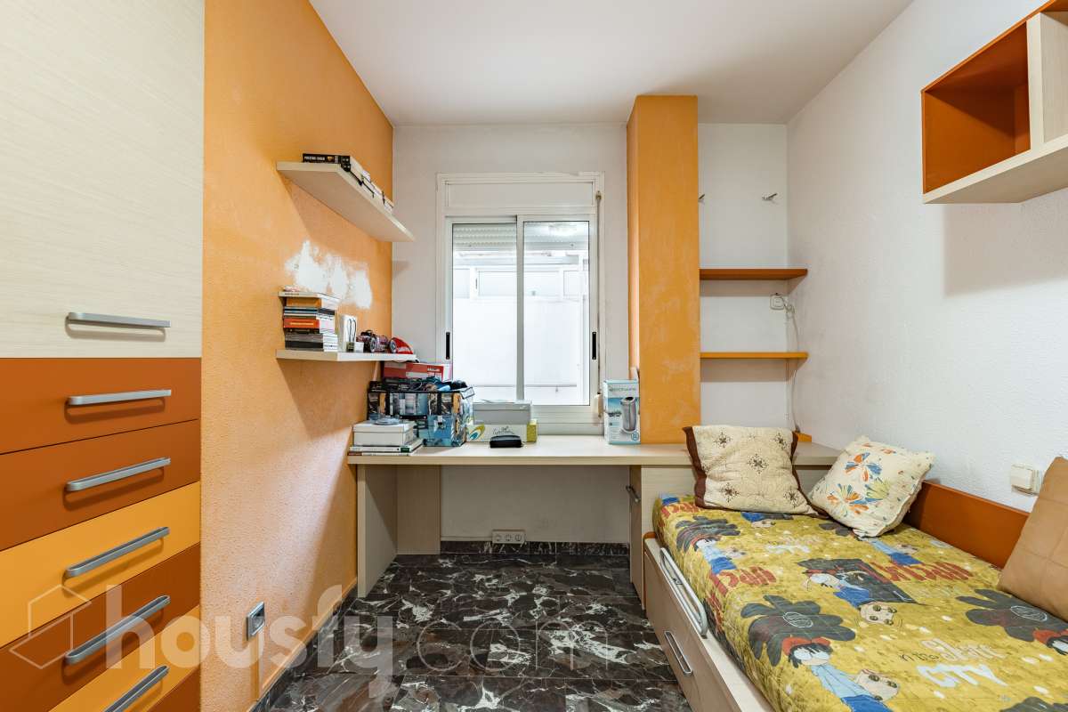 Housfy vende 🏡 fantástico piso ubicado en Pallejà, si buscas comodidad en todas sus estancias, tranquilidad pero sin renunciar a vivir cerca de Barcelona esta es tu oportunidad. Situado en una zona estratégica a solo 20 minutos de la Diagonal de Barcelona. Dispone de 120 m2 útiles (verificados con la Dirección General de Catastro). Construido en el año: 1994. Distribución de estancias -Salón-comedor -4 Dormitorios -2 Baños -Cocina equipada Características específicas -Ascensor -Aire acondicionado -Calefacción -Balcón -Plaza de garaje Zona y entorno Respecto a la ubicación, se sitúa en Pallejà, municipio de Barcelona. Esta propiedad se encuentra cerca de transporte público, colegios, supermercados y farmacias. Es el punto fuerte de esta zona por su acceso inmediato a las vías rápidas: A-2 / B-23: Llegas a la entrada de Barcelona (Diagonal/Zona Universitaria) en unos 15-20 minutos sin tráfico. AP-7: Conexión directa hacia el Vallès o el sur (Tarragona). B-24: Conexión rápida hacia Vallirana y el interior. Transporte Público (FGC) La estación de Ferrocarrils de la Generalitat (Pallejà) está a pocos minutos a pie. Barcelona (Plaza España): ~30-35 minutos. Frecuencia: Muy alta en horas punta (líneas S4, S8, R5, R6). Aviso legal El precio de venta no incluye gastos de la compraventa como notaría, registro, impuestos, ni tampoco honorarios agencia. Esta publicación no es vinculante. Consulta siempre la nota simple con Housfy antes de formalizar la compraventa. Sobre nosotros Housfy es la plataforma integral de servicios inmobiliarios. Nuestra combinación de expertos y tecnología pone al alcance de todo el mundo servicios cómodos, claros y seguros. AICAT número: 7922. Nos encargamos de la gestión y asesoramiento de la compra. ¡Olvídate de todo! Hacemos los trámites por ti. Y, si además necesitas financiación, ponemos a tu disposición un bróker hipotecario para ayudarte a conseguir las mejores condiciones para tu perfil económico. ¿Quieres visitarla? Contacta con Housfy y agenda tu visita sin compromiso. Más información en: housfy.com En cumplimiento de la Ley 8/2026 en Cataluña, el certificado de presencia o ausencia de amianto se encuentra en proceso de tramitación.-14