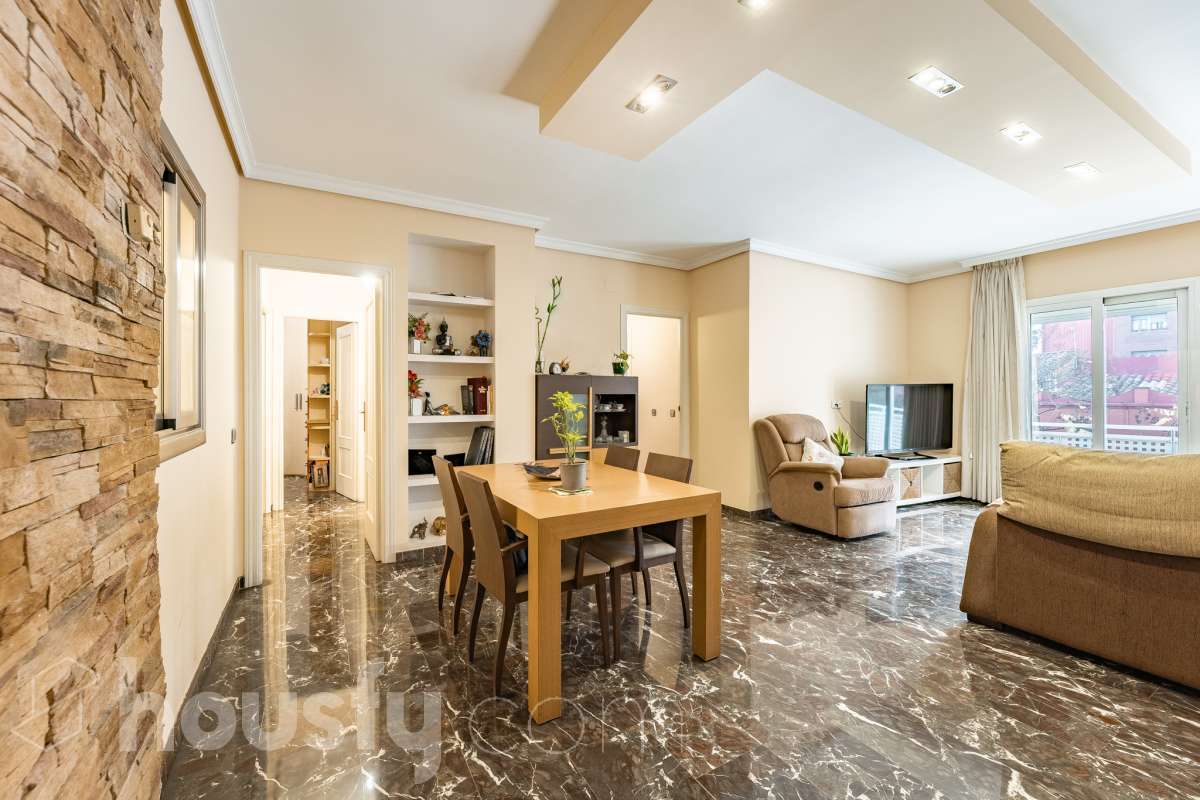 Housfy vende 🏡 fantástico piso ubicado en Pallejà, si buscas comodidad en todas sus estancias, tranquilidad pero sin renunciar a vivir cerca de Barcelona esta es tu oportunidad. Situado en una zona estratégica a solo 20 minutos de la Diagonal de Barcelona. Dispone de 120 m2 útiles (verificados con la Dirección General de Catastro). Construido en el año: 1994. Distribución de estancias -Salón-comedor -4 Dormitorios -2 Baños -Cocina equipada Características específicas -Ascensor -Aire acondicionado -Calefacción -Balcón -Plaza de garaje Zona y entorno Respecto a la ubicación, se sitúa en Pallejà, municipio de Barcelona. Esta propiedad se encuentra cerca de transporte público, colegios, supermercados y farmacias. Es el punto fuerte de esta zona por su acceso inmediato a las vías rápidas: A-2 / B-23: Llegas a la entrada de Barcelona (Diagonal/Zona Universitaria) en unos 15-20 minutos sin tráfico. AP-7: Conexión directa hacia el Vallès o el sur (Tarragona). B-24: Conexión rápida hacia Vallirana y el interior. Transporte Público (FGC) La estación de Ferrocarrils de la Generalitat (Pallejà) está a pocos minutos a pie. Barcelona (Plaza España): ~30-35 minutos. Frecuencia: Muy alta en horas punta (líneas S4, S8, R5, R6). Aviso legal El precio de venta no incluye gastos de la compraventa como notaría, registro, impuestos, ni tampoco honorarios agencia. Esta publicación no es vinculante. Consulta siempre la nota simple con Housfy antes de formalizar la compraventa. Sobre nosotros Housfy es la plataforma integral de servicios inmobiliarios. Nuestra combinación de expertos y tecnología pone al alcance de todo el mundo servicios cómodos, claros y seguros. AICAT número: 7922. Nos encargamos de la gestión y asesoramiento de la compra. ¡Olvídate de todo! Hacemos los trámites por ti. Y, si además necesitas financiación, ponemos a tu disposición un bróker hipotecario para ayudarte a conseguir las mejores condiciones para tu perfil económico. ¿Quieres visitarla? Contacta con Housfy y agenda tu visita sin compromiso. Más información en: housfy.com En cumplimiento de la Ley 8/2026 en Cataluña, el certificado de presencia o ausencia de amianto se encuentra en proceso de tramitación.-2