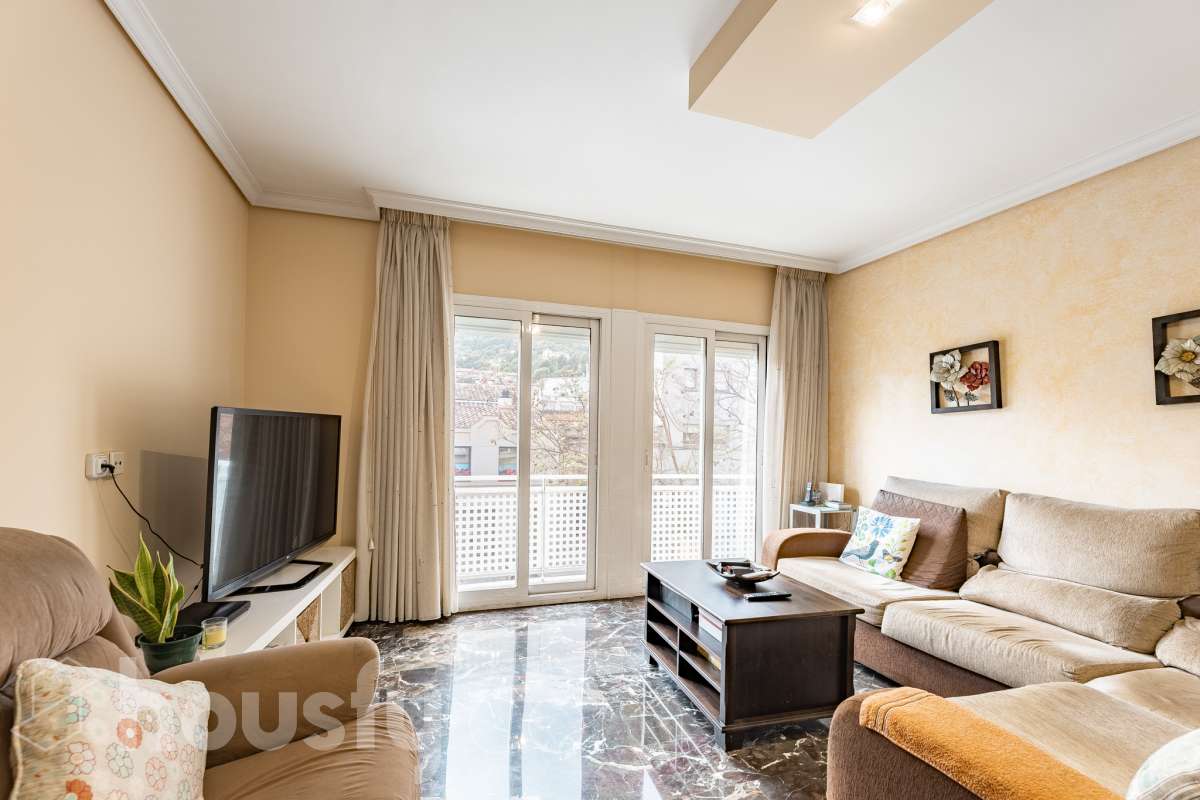 Housfy vende 🏡 fantástico piso ubicado en Pallejà, si buscas comodidad en todas sus estancias, tranquilidad pero sin renunciar a vivir cerca de Barcelona esta es tu oportunidad. Situado en una zona estratégica a solo 20 minutos de la Diagonal de Barcelona. Dispone de 120 m2 útiles (verificados con la Dirección General de Catastro). Construido en el año: 1994. Distribución de estancias -Salón-comedor -4 Dormitorios -2 Baños -Cocina equipada Características específicas -Ascensor -Aire acondicionado -Calefacción -Balcón -Plaza de garaje Zona y entorno Respecto a la ubicación, se sitúa en Pallejà, municipio de Barcelona. Esta propiedad se encuentra cerca de transporte público, colegios, supermercados y farmacias. Es el punto fuerte de esta zona por su acceso inmediato a las vías rápidas: A-2 / B-23: Llegas a la entrada de Barcelona (Diagonal/Zona Universitaria) en unos 15-20 minutos sin tráfico. AP-7: Conexión directa hacia el Vallès o el sur (Tarragona). B-24: Conexión rápida hacia Vallirana y el interior. Transporte Público (FGC) La estación de Ferrocarrils de la Generalitat (Pallejà) está a pocos minutos a pie. Barcelona (Plaza España): ~30-35 minutos. Frecuencia: Muy alta en horas punta (líneas S4, S8, R5, R6). Aviso legal El precio de venta no incluye gastos de la compraventa como notaría, registro, impuestos, ni tampoco honorarios agencia. Esta publicación no es vinculante. Consulta siempre la nota simple con Housfy antes de formalizar la compraventa. Sobre nosotros Housfy es la plataforma integral de servicios inmobiliarios. Nuestra combinación de expertos y tecnología pone al alcance de todo el mundo servicios cómodos, claros y seguros. AICAT número: 7922. Nos encargamos de la gestión y asesoramiento de la compra. ¡Olvídate de todo! Hacemos los trámites por ti. Y, si además necesitas financiación, ponemos a tu disposición un bróker hipotecario para ayudarte a conseguir las mejores condiciones para tu perfil económico. ¿Quieres visitarla? Contacta con Housfy y agenda tu visita sin compromiso. Más información en: housfy.com En cumplimiento de la Ley 8/2026 en Cataluña, el certificado de presencia o ausencia de amianto se encuentra en proceso de tramitación.-4