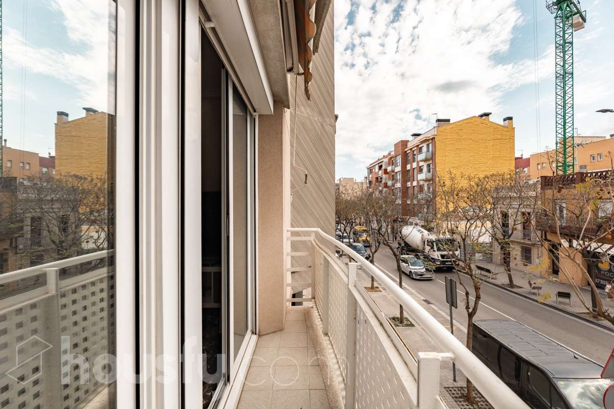 Housfy vende 🏡 fantástico piso ubicado en Pallejà, si buscas comodidad en todas sus estancias, tranquilidad pero sin renunciar a vivir cerca de Barcelona esta es tu oportunidad. Situado en una zona estratégica a solo 20 minutos de la Diagonal de Barcelona. Dispone de 120 m2 útiles (verificados con la Dirección General de Catastro). Construido en el año: 1994. Distribución de estancias -Salón-comedor -4 Dormitorios -2 Baños -Cocina equipada Características específicas -Ascensor -Aire acondicionado -Calefacción -Balcón -Plaza de garaje Zona y entorno Respecto a la ubicación, se sitúa en Pallejà, municipio de Barcelona. Esta propiedad se encuentra cerca de transporte público, colegios, supermercados y farmacias. Es el punto fuerte de esta zona por su acceso inmediato a las vías rápidas: A-2 / B-23: Llegas a la entrada de Barcelona (Diagonal/Zona Universitaria) en unos 15-20 minutos sin tráfico. AP-7: Conexión directa hacia el Vallès o el sur (Tarragona). B-24: Conexión rápida hacia Vallirana y el interior. Transporte Público (FGC) La estación de Ferrocarrils de la Generalitat (Pallejà) está a pocos minutos a pie. Barcelona (Plaza España): ~30-35 minutos. Frecuencia: Muy alta en horas punta (líneas S4, S8, R5, R6). Aviso legal El precio de venta no incluye gastos de la compraventa como notaría, registro, impuestos, ni tampoco honorarios agencia. Esta publicación no es vinculante. Consulta siempre la nota simple con Housfy antes de formalizar la compraventa. Sobre nosotros Housfy es la plataforma integral de servicios inmobiliarios. Nuestra combinación de expertos y tecnología pone al alcance de todo el mundo servicios cómodos, claros y seguros. AICAT número: 7922. Nos encargamos de la gestión y asesoramiento de la compra. ¡Olvídate de todo! Hacemos los trámites por ti. Y, si además necesitas financiación, ponemos a tu disposición un bróker hipotecario para ayudarte a conseguir las mejores condiciones para tu perfil económico. ¿Quieres visitarla? Contacta con Housfy y agenda tu visita sin compromiso. Más información en: housfy.com En cumplimiento de la Ley 8/2026 en Cataluña, el certificado de presencia o ausencia de amianto se encuentra en proceso de tramitación.-29