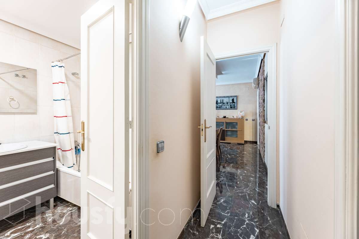 Housfy vende 🏡 fantástico piso ubicado en Pallejà, si buscas comodidad en todas sus estancias, tranquilidad pero sin renunciar a vivir cerca de Barcelona esta es tu oportunidad. Situado en una zona estratégica a solo 20 minutos de la Diagonal de Barcelona. Dispone de 120 m2 útiles (verificados con la Dirección General de Catastro). Construido en el año: 1994. Distribución de estancias -Salón-comedor -4 Dormitorios -2 Baños -Cocina equipada Características específicas -Ascensor -Aire acondicionado -Calefacción -Balcón -Plaza de garaje Zona y entorno Respecto a la ubicación, se sitúa en Pallejà, municipio de Barcelona. Esta propiedad se encuentra cerca de transporte público, colegios, supermercados y farmacias. Es el punto fuerte de esta zona por su acceso inmediato a las vías rápidas: A-2 / B-23: Llegas a la entrada de Barcelona (Diagonal/Zona Universitaria) en unos 15-20 minutos sin tráfico. AP-7: Conexión directa hacia el Vallès o el sur (Tarragona). B-24: Conexión rápida hacia Vallirana y el interior. Transporte Público (FGC) La estación de Ferrocarrils de la Generalitat (Pallejà) está a pocos minutos a pie. Barcelona (Plaza España): ~30-35 minutos. Frecuencia: Muy alta en horas punta (líneas S4, S8, R5, R6). Aviso legal El precio de venta no incluye gastos de la compraventa como notaría, registro, impuestos, ni tampoco honorarios agencia. Esta publicación no es vinculante. Consulta siempre la nota simple con Housfy antes de formalizar la compraventa. Sobre nosotros Housfy es la plataforma integral de servicios inmobiliarios. Nuestra combinación de expertos y tecnología pone al alcance de todo el mundo servicios cómodos, claros y seguros. AICAT número: 7922. Nos encargamos de la gestión y asesoramiento de la compra. ¡Olvídate de todo! Hacemos los trámites por ti. Y, si además necesitas financiación, ponemos a tu disposición un bróker hipotecario para ayudarte a conseguir las mejores condiciones para tu perfil económico. ¿Quieres visitarla? Contacta con Housfy y agenda tu visita sin compromiso. Más información en: housfy.com En cumplimiento de la Ley 8/2026 en Cataluña, el certificado de presencia o ausencia de amianto se encuentra en proceso de tramitación.-32
