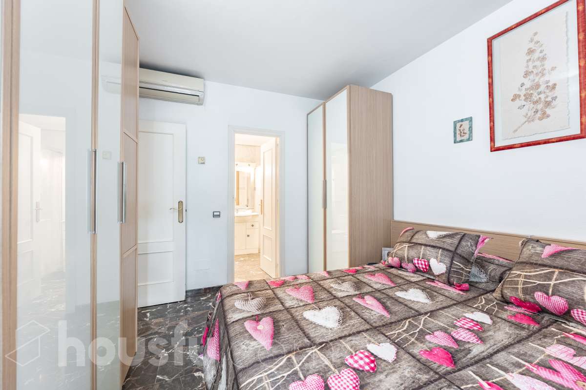 Housfy vende 🏡 fantástico piso ubicado en Pallejà, si buscas comodidad en todas sus estancias, tranquilidad pero sin renunciar a vivir cerca de Barcelona esta es tu oportunidad. Situado en una zona estratégica a solo 20 minutos de la Diagonal de Barcelona. Dispone de 120 m2 útiles (verificados con la Dirección General de Catastro). Construido en el año: 1994. Distribución de estancias -Salón-comedor -4 Dormitorios -2 Baños -Cocina equipada Características específicas -Ascensor -Aire acondicionado -Calefacción -Balcón -Plaza de garaje Zona y entorno Respecto a la ubicación, se sitúa en Pallejà, municipio de Barcelona. Esta propiedad se encuentra cerca de transporte público, colegios, supermercados y farmacias. Es el punto fuerte de esta zona por su acceso inmediato a las vías rápidas: A-2 / B-23: Llegas a la entrada de Barcelona (Diagonal/Zona Universitaria) en unos 15-20 minutos sin tráfico. AP-7: Conexión directa hacia el Vallès o el sur (Tarragona). B-24: Conexión rápida hacia Vallirana y el interior. Transporte Público (FGC) La estación de Ferrocarrils de la Generalitat (Pallejà) está a pocos minutos a pie. Barcelona (Plaza España): ~30-35 minutos. Frecuencia: Muy alta en horas punta (líneas S4, S8, R5, R6). Aviso legal El precio de venta no incluye gastos de la compraventa como notaría, registro, impuestos, ni tampoco honorarios agencia. Esta publicación no es vinculante. Consulta siempre la nota simple con Housfy antes de formalizar la compraventa. Sobre nosotros Housfy es la plataforma integral de servicios inmobiliarios. Nuestra combinación de expertos y tecnología pone al alcance de todo el mundo servicios cómodos, claros y seguros. AICAT número: 7922. Nos encargamos de la gestión y asesoramiento de la compra. ¡Olvídate de todo! Hacemos los trámites por ti. Y, si además necesitas financiación, ponemos a tu disposición un bróker hipotecario para ayudarte a conseguir las mejores condiciones para tu perfil económico. ¿Quieres visitarla? Contacta con Housfy y agenda tu visita sin compromiso. Más información en: housfy.com En cumplimiento de la Ley 8/2026 en Cataluña, el certificado de presencia o ausencia de amianto se encuentra en proceso de tramitación.-11