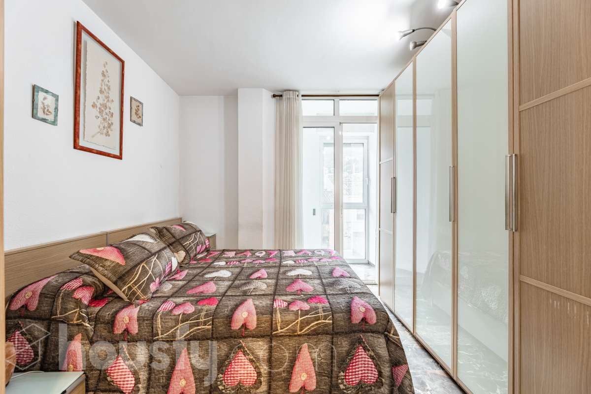 Housfy vende 🏡 fantástico piso ubicado en Pallejà, si buscas comodidad en todas sus estancias, tranquilidad pero sin renunciar a vivir cerca de Barcelona esta es tu oportunidad. Situado en una zona estratégica a solo 20 minutos de la Diagonal de Barcelona. Dispone de 120 m2 útiles (verificados con la Dirección General de Catastro). Construido en el año: 1994. Distribución de estancias -Salón-comedor -4 Dormitorios -2 Baños -Cocina equipada Características específicas -Ascensor -Aire acondicionado -Calefacción -Balcón -Plaza de garaje Zona y entorno Respecto a la ubicación, se sitúa en Pallejà, municipio de Barcelona. Esta propiedad se encuentra cerca de transporte público, colegios, supermercados y farmacias. Es el punto fuerte de esta zona por su acceso inmediato a las vías rápidas: A-2 / B-23: Llegas a la entrada de Barcelona (Diagonal/Zona Universitaria) en unos 15-20 minutos sin tráfico. AP-7: Conexión directa hacia el Vallès o el sur (Tarragona). B-24: Conexión rápida hacia Vallirana y el interior. Transporte Público (FGC) La estación de Ferrocarrils de la Generalitat (Pallejà) está a pocos minutos a pie. Barcelona (Plaza España): ~30-35 minutos. Frecuencia: Muy alta en horas punta (líneas S4, S8, R5, R6). Aviso legal El precio de venta no incluye gastos de la compraventa como notaría, registro, impuestos, ni tampoco honorarios agencia. Esta publicación no es vinculante. Consulta siempre la nota simple con Housfy antes de formalizar la compraventa. Sobre nosotros Housfy es la plataforma integral de servicios inmobiliarios. Nuestra combinación de expertos y tecnología pone al alcance de todo el mundo servicios cómodos, claros y seguros. AICAT número: 7922. Nos encargamos de la gestión y asesoramiento de la compra. ¡Olvídate de todo! Hacemos los trámites por ti. Y, si además necesitas financiación, ponemos a tu disposición un bróker hipotecario para ayudarte a conseguir las mejores condiciones para tu perfil económico. ¿Quieres visitarla? Contacta con Housfy y agenda tu visita sin compromiso. Más información en: housfy.com En cumplimiento de la Ley 8/2026 en Cataluña, el certificado de presencia o ausencia de amianto se encuentra en proceso de tramitación.-10