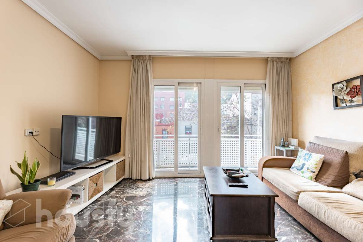 Housfy vende 🏡 fantástico piso ubicado en Pallejà, si buscas comodidad en todas sus estancias, tranquilidad pero sin renunciar a vivir cerca de Barcelona esta es tu oportunidad. Situado en una zona estratégica a solo 20 minutos de la Diagonal de Barcelona. Dispone de 120 m2 útiles (verificados con la Dirección General de Catastro). Construido en el año: 1994. Distribución de estancias -Salón-comedor -4 Dormitorios -2 Baños -Cocina equipada Características específicas -Ascensor -Aire acondicionado -Calefacción -Balcón -Plaza de garaje Zona y entorno Respecto a la ubicación, se sitúa en Pallejà, municipio de Barcelona. Esta propiedad se encuentra cerca de transporte público, colegios, supermercados y farmacias. Es el punto fuerte de esta zona por su acceso inmediato a las vías rápidas: A-2 / B-23: Llegas a la entrada de Barcelona (Diagonal/Zona Universitaria) en unos 15-20 minutos sin tráfico. AP-7: Conexión directa hacia el Vallès o el sur (Tarragona). B-24: Conexión rápida hacia Vallirana y el interior. Transporte Público (FGC) La estación de Ferrocarrils de la Generalitat (Pallejà) está a pocos minutos a pie. Barcelona (Plaza España): ~30-35 minutos. Frecuencia: Muy alta en horas punta (líneas S4, S8, R5, R6). Aviso legal El precio de venta no incluye gastos de la compraventa como notaría, registro, impuestos, ni tampoco honorarios agencia. Esta publicación no es vinculante. Consulta siempre la nota simple con Housfy antes de formalizar la compraventa. Sobre nosotros Housfy es la plataforma integral de servicios inmobiliarios. Nuestra combinación de expertos y tecnología pone al alcance de todo el mundo servicios cómodos, claros y seguros. AICAT número: 7922. Nos encargamos de la gestión y asesoramiento de la compra. ¡Olvídate de todo! Hacemos los trámites por ti. Y, si además necesitas financiación, ponemos a tu disposición un bróker hipotecario para ayudarte a conseguir las mejores condiciones para tu perfil económico. ¿Quieres visitarla? Contacta con Housfy y agenda tu visita sin compromiso. Más información en: housfy.com En cumplimiento de la Ley 8/2026 en Cataluña, el certificado de presencia o ausencia de amianto se encuentra en proceso de tramitación.-5