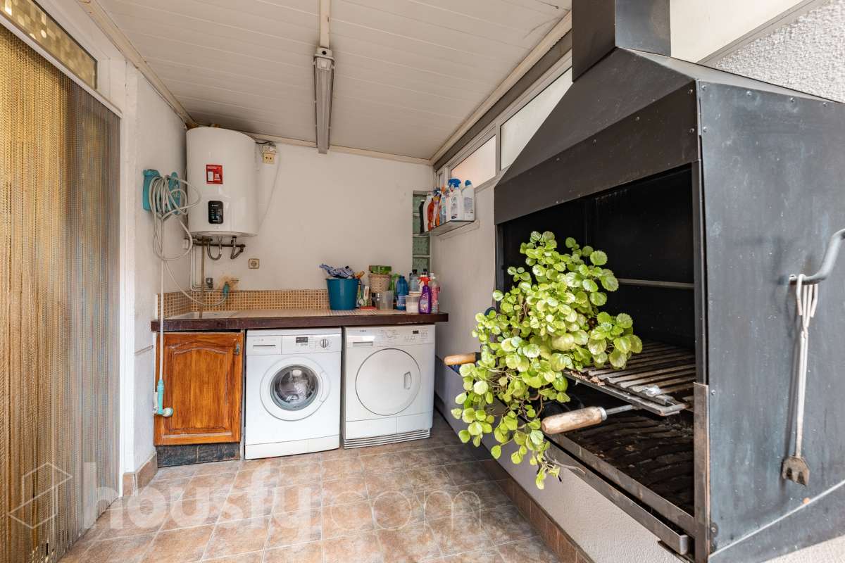 Housfy vende 🏡 fantástico piso ubicado en Pallejà, si buscas comodidad en todas sus estancias, tranquilidad pero sin renunciar a vivir cerca de Barcelona esta es tu oportunidad. Situado en una zona estratégica a solo 20 minutos de la Diagonal de Barcelona. Dispone de 120 m2 útiles (verificados con la Dirección General de Catastro). Construido en el año: 1994. Distribución de estancias -Salón-comedor -4 Dormitorios -2 Baños -Cocina equipada Características específicas -Ascensor -Aire acondicionado -Calefacción -Balcón -Plaza de garaje Zona y entorno Respecto a la ubicación, se sitúa en Pallejà, municipio de Barcelona. Esta propiedad se encuentra cerca de transporte público, colegios, supermercados y farmacias. Es el punto fuerte de esta zona por su acceso inmediato a las vías rápidas: A-2 / B-23: Llegas a la entrada de Barcelona (Diagonal/Zona Universitaria) en unos 15-20 minutos sin tráfico. AP-7: Conexión directa hacia el Vallès o el sur (Tarragona). B-24: Conexión rápida hacia Vallirana y el interior. Transporte Público (FGC) La estación de Ferrocarrils de la Generalitat (Pallejà) está a pocos minutos a pie. Barcelona (Plaza España): ~30-35 minutos. Frecuencia: Muy alta en horas punta (líneas S4, S8, R5, R6). Aviso legal El precio de venta no incluye gastos de la compraventa como notaría, registro, impuestos, ni tampoco honorarios agencia. Esta publicación no es vinculante. Consulta siempre la nota simple con Housfy antes de formalizar la compraventa. Sobre nosotros Housfy es la plataforma integral de servicios inmobiliarios. Nuestra combinación de expertos y tecnología pone al alcance de todo el mundo servicios cómodos, claros y seguros. AICAT número: 7922. Nos encargamos de la gestión y asesoramiento de la compra. ¡Olvídate de todo! Hacemos los trámites por ti. Y, si además necesitas financiación, ponemos a tu disposición un bróker hipotecario para ayudarte a conseguir las mejores condiciones para tu perfil económico. ¿Quieres visitarla? Contacta con Housfy y agenda tu visita sin compromiso. Más información en: housfy.com En cumplimiento de la Ley 8/2026 en Cataluña, el certificado de presencia o ausencia de amianto se encuentra en proceso de tramitación.-39