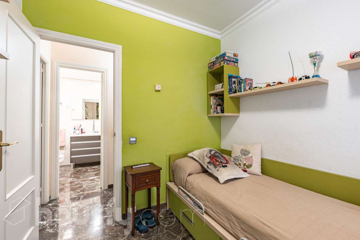 Housfy vende 🏡 fantástico piso ubicado en Pallejà, si buscas comodidad en todas sus estancias, tranquilidad pero sin renunciar a vivir cerca de Barcelona esta es tu oportunidad. Situado en una zona estratégica a solo 20 minutos de la Diagonal de Barcelona. Dispone de 120 m2 útiles (verificados con la Dirección General de Catastro). Construido en el año: 1994. Distribución de estancias -Salón-comedor -4 Dormitorios -2 Baños -Cocina equipada Características específicas -Ascensor -Aire acondicionado -Calefacción -Balcón -Plaza de garaje Zona y entorno Respecto a la ubicación, se sitúa en Pallejà, municipio de Barcelona. Esta propiedad se encuentra cerca de transporte público, colegios, supermercados y farmacias. Es el punto fuerte de esta zona por su acceso inmediato a las vías rápidas: A-2 / B-23: Llegas a la entrada de Barcelona (Diagonal/Zona Universitaria) en unos 15-20 minutos sin tráfico. AP-7: Conexión directa hacia el Vallès o el sur (Tarragona). B-24: Conexión rápida hacia Vallirana y el interior. Transporte Público (FGC) La estación de Ferrocarrils de la Generalitat (Pallejà) está a pocos minutos a pie. Barcelona (Plaza España): ~30-35 minutos. Frecuencia: Muy alta en horas punta (líneas S4, S8, R5, R6). Aviso legal El precio de venta no incluye gastos de la compraventa como notaría, registro, impuestos, ni tampoco honorarios agencia. Esta publicación no es vinculante. Consulta siempre la nota simple con Housfy antes de formalizar la compraventa. Sobre nosotros Housfy es la plataforma integral de servicios inmobiliarios. Nuestra combinación de expertos y tecnología pone al alcance de todo el mundo servicios cómodos, claros y seguros. AICAT número: 7922. Nos encargamos de la gestión y asesoramiento de la compra. ¡Olvídate de todo! Hacemos los trámites por ti. Y, si además necesitas financiación, ponemos a tu disposición un bróker hipotecario para ayudarte a conseguir las mejores condiciones para tu perfil económico. ¿Quieres visitarla? Contacta con Housfy y agenda tu visita sin compromiso. Más información en: housfy.com En cumplimiento de la Ley 8/2026 en Cataluña, el certificado de presencia o ausencia de amianto se encuentra en proceso de tramitación.-17