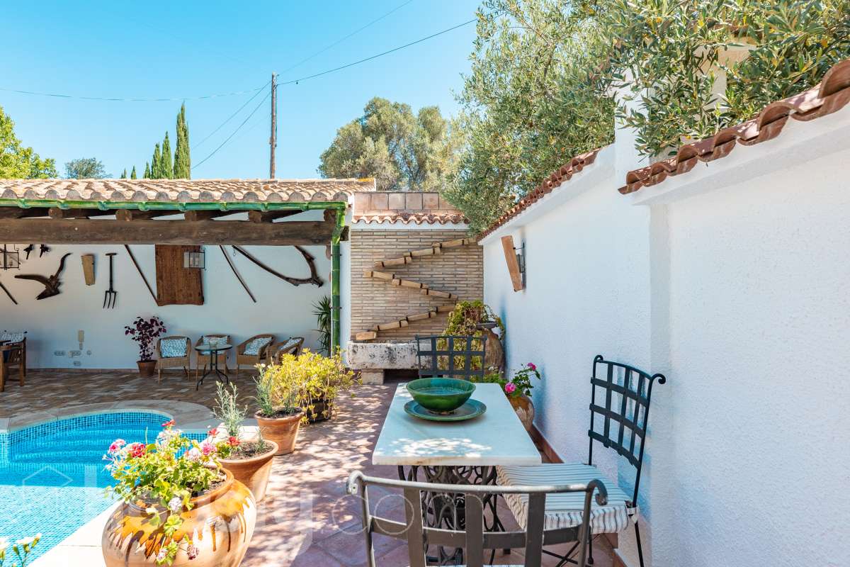 Housfy vende masía histórica de finales del S.XIX – El corazón del Penedès Descubra esta excepcional masía de piedra, un oasis de tranquilidad y autenticidad restaurado minuciosamente en 2010. Con una superficie construida de 351 m² sobre una extensa parcela de 8.502 m², esta propiedad combina a la perfección la tradición arquitectónica catalana con el máximo confort moderno. Lo que hace única a esta propiedad: Arquitectura y carácter: Restauración fiel que preserva elementos originales: vigas de madera de melis, techos de "volta catalana", suelos de mosaico antiguo y carpintería tradicional. Un viaje en el tiempo sin renunciar a las comodidades actuales. Entorno privilegiado: Ubicada en el corazón vinícola del Penedès, a tan solo 50 km de Barcelona y el aeropuerto, y a 20 km de Sitges. Disfrute de un entorno natural rodeado de viñedos, perfecto para actividades al aire libre como senderismo o rutas ecuestres. Zona exterior diseñada para disfrutar: Un espacio exterior con porches de columnas milenarias, piscina y una completa zona de barbacoa/horno de leña tradicional. Incluye una zona de sombra natural bajo moreras centenarias, huerto privado, frutales y un espacio polivalente de 3.700 m² apto para instalaciones hípicas. Sostenibilidad y equipamiento: La casa cuenta con sistema de calefacción geotérmica de alta eficiencia, pozos propios (caudal garantizado de 9.000 l/h), depuradora ecológica y conexión a fibra óptica, garantizando un funcionamiento autónomo y eficiente. Distribución y detalles: Amplios espacios interiores, incluyendo una biblioteca, cocina rústica de 28 m² con chimenea, gran salón de reuniones con capacidad para 24 comensales y bodega. La planta superior conserva el encanto original con acceso a un desván polivalente de 90 m². Esta propiedad es ideal para quienes buscan una residencia singular, un refugio de fin de semana o una oportunidad de inversión en una de las zonas más demandadas y con mayor encanto de Cataluña. Quiere visitarla? Contacte con Housfyy agende su visita sin compromiso. Más información en: housfy.com-47