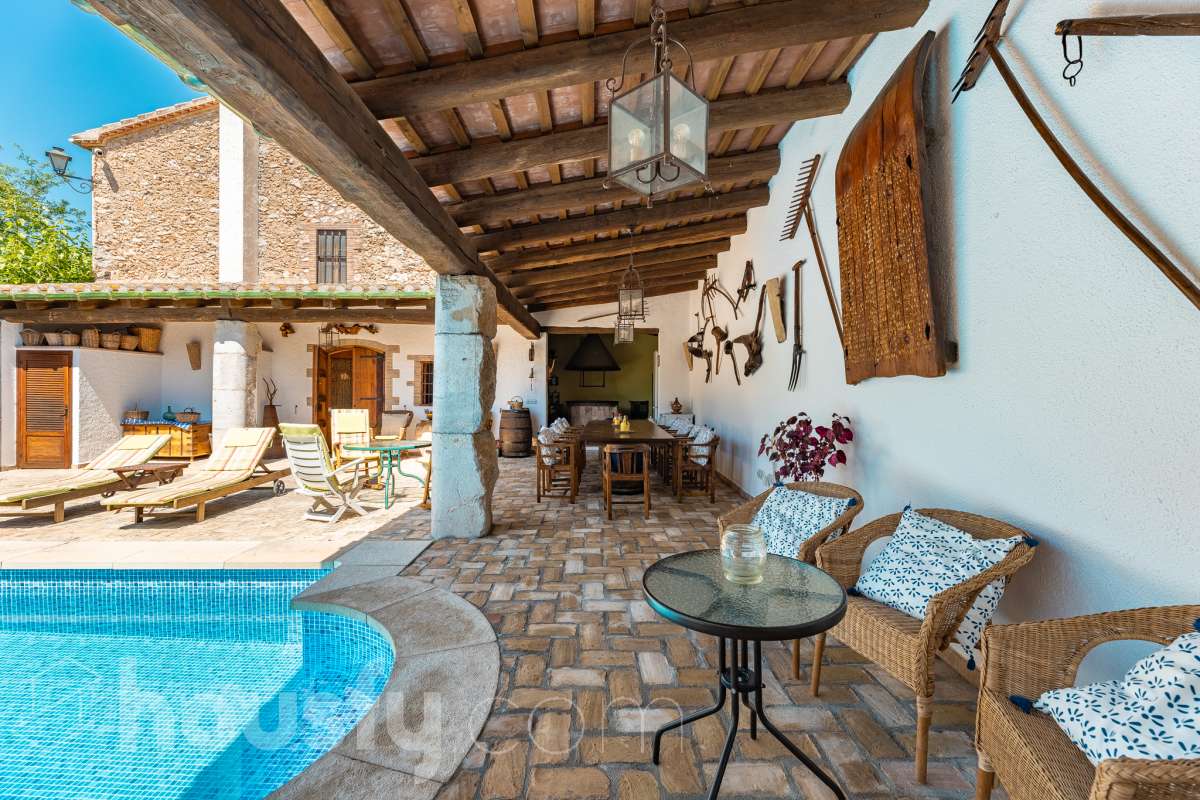 Housfy vende masía histórica de finales del S.XIX – El corazón del Penedès Descubra esta excepcional masía de piedra, un oasis de tranquilidad y autenticidad restaurado minuciosamente en 2010. Con una superficie construida de 351 m² sobre una extensa parcela de 8.502 m², esta propiedad combina a la perfección la tradición arquitectónica catalana con el máximo confort moderno. Lo que hace única a esta propiedad: Arquitectura y carácter: Restauración fiel que preserva elementos originales: vigas de madera de melis, techos de "volta catalana", suelos de mosaico antiguo y carpintería tradicional. Un viaje en el tiempo sin renunciar a las comodidades actuales. Entorno privilegiado: Ubicada en el corazón vinícola del Penedès, a tan solo 50 km de Barcelona y el aeropuerto, y a 20 km de Sitges. Disfrute de un entorno natural rodeado de viñedos, perfecto para actividades al aire libre como senderismo o rutas ecuestres. Zona exterior diseñada para disfrutar: Un espacio exterior con porches de columnas milenarias, piscina y una completa zona de barbacoa/horno de leña tradicional. Incluye una zona de sombra natural bajo moreras centenarias, huerto privado, frutales y un espacio polivalente de 3.700 m² apto para instalaciones hípicas. Sostenibilidad y equipamiento: La casa cuenta con sistema de calefacción geotérmica de alta eficiencia, pozos propios (caudal garantizado de 9.000 l/h), depuradora ecológica y conexión a fibra óptica, garantizando un funcionamiento autónomo y eficiente. Distribución y detalles: Amplios espacios interiores, incluyendo una biblioteca, cocina rústica de 28 m² con chimenea, gran salón de reuniones con capacidad para 24 comensales y bodega. La planta superior conserva el encanto original con acceso a un desván polivalente de 90 m². Esta propiedad es ideal para quienes buscan una residencia singular, un refugio de fin de semana o una oportunidad de inversión en una de las zonas más demandadas y con mayor encanto de Cataluña. Quiere visitarla? Contacte con Housfyy agende su visita sin compromiso. Más información en: housfy.com-49