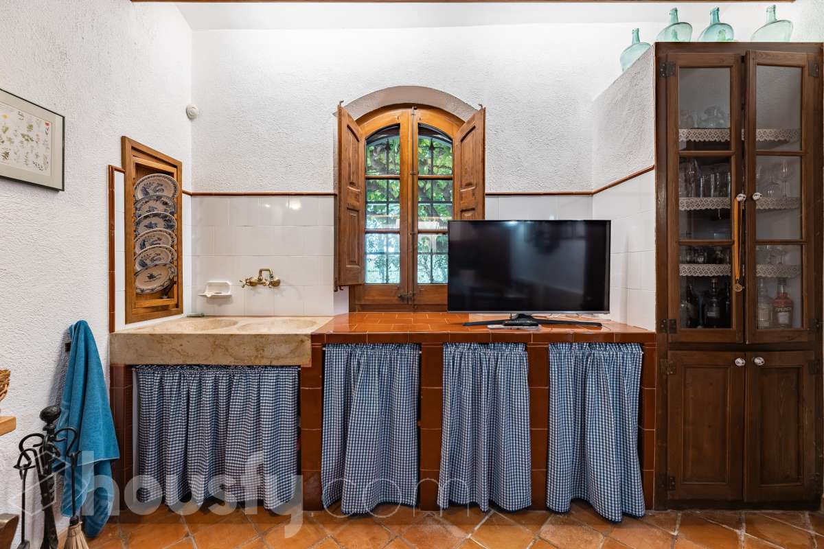 Housfy vende masía histórica de finales del S.XIX – El corazón del Penedès Descubra esta excepcional masía de piedra, un oasis de tranquilidad y autenticidad restaurado minuciosamente en 2010. Con una superficie construida de 351 m² sobre una extensa parcela de 8.502 m², esta propiedad combina a la perfección la tradición arquitectónica catalana con el máximo confort moderno. Lo que hace única a esta propiedad: Arquitectura y carácter: Restauración fiel que preserva elementos originales: vigas de madera de melis, techos de "volta catalana", suelos de mosaico antiguo y carpintería tradicional. Un viaje en el tiempo sin renunciar a las comodidades actuales. Entorno privilegiado: Ubicada en el corazón vinícola del Penedès, a tan solo 50 km de Barcelona y el aeropuerto, y a 20 km de Sitges. Disfrute de un entorno natural rodeado de viñedos, perfecto para actividades al aire libre como senderismo o rutas ecuestres. Zona exterior diseñada para disfrutar: Un espacio exterior con porches de columnas milenarias, piscina y una completa zona de barbacoa/horno de leña tradicional. Incluye una zona de sombra natural bajo moreras centenarias, huerto privado, frutales y un espacio polivalente de 3.700 m² apto para instalaciones hípicas. Sostenibilidad y equipamiento: La casa cuenta con sistema de calefacción geotérmica de alta eficiencia, pozos propios (caudal garantizado de 9.000 l/h), depuradora ecológica y conexión a fibra óptica, garantizando un funcionamiento autónomo y eficiente. Distribución y detalles: Amplios espacios interiores, incluyendo una biblioteca, cocina rústica de 28 m² con chimenea, gran salón de reuniones con capacidad para 24 comensales y bodega. La planta superior conserva el encanto original con acceso a un desván polivalente de 90 m². Esta propiedad es ideal para quienes buscan una residencia singular, un refugio de fin de semana o una oportunidad de inversión en una de las zonas más demandadas y con mayor encanto de Cataluña. Quiere visitarla? Contacte con Housfyy agende su visita sin compromiso. Más información en: housfy.com-35