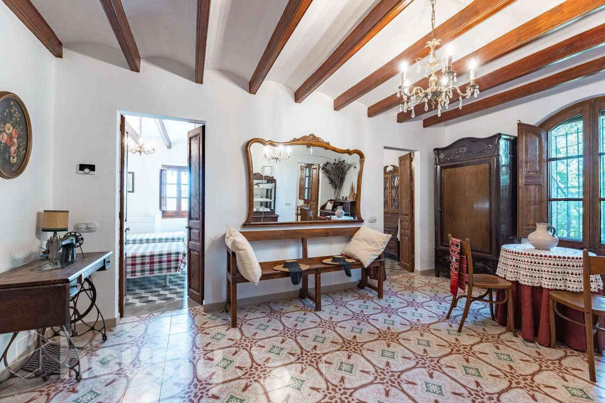 Housfy vende masía histórica de finales del S.XIX – El corazón del Penedès Descubra esta excepcional masía de piedra, un oasis de tranquilidad y autenticidad restaurado minuciosamente en 2010. Con una superficie construida de 351 m² sobre una extensa parcela de 8.502 m², esta propiedad combina a la perfección la tradición arquitectónica catalana con el máximo confort moderno. Lo que hace única a esta propiedad: Arquitectura y carácter: Restauración fiel que preserva elementos originales: vigas de madera de melis, techos de "volta catalana", suelos de mosaico antiguo y carpintería tradicional. Un viaje en el tiempo sin renunciar a las comodidades actuales. Entorno privilegiado: Ubicada en el corazón vinícola del Penedès, a tan solo 50 km de Barcelona y el aeropuerto, y a 20 km de Sitges. Disfrute de un entorno natural rodeado de viñedos, perfecto para actividades al aire libre como senderismo o rutas ecuestres. Zona exterior diseñada para disfrutar: Un espacio exterior con porches de columnas milenarias, piscina y una completa zona de barbacoa/horno de leña tradicional. Incluye una zona de sombra natural bajo moreras centenarias, huerto privado, frutales y un espacio polivalente de 3.700 m² apto para instalaciones hípicas. Sostenibilidad y equipamiento: La casa cuenta con sistema de calefacción geotérmica de alta eficiencia, pozos propios (caudal garantizado de 9.000 l/h), depuradora ecológica y conexión a fibra óptica, garantizando un funcionamiento autónomo y eficiente. Distribución y detalles: Amplios espacios interiores, incluyendo una biblioteca, cocina rústica de 28 m² con chimenea, gran salón de reuniones con capacidad para 24 comensales y bodega. La planta superior conserva el encanto original con acceso a un desván polivalente de 90 m². Esta propiedad es ideal para quienes buscan una residencia singular, un refugio de fin de semana o una oportunidad de inversión en una de las zonas más demandadas y con mayor encanto de Cataluña. Quiere visitarla? Contacte con Housfyy agende su visita sin compromiso. Más información en: housfy.com-22