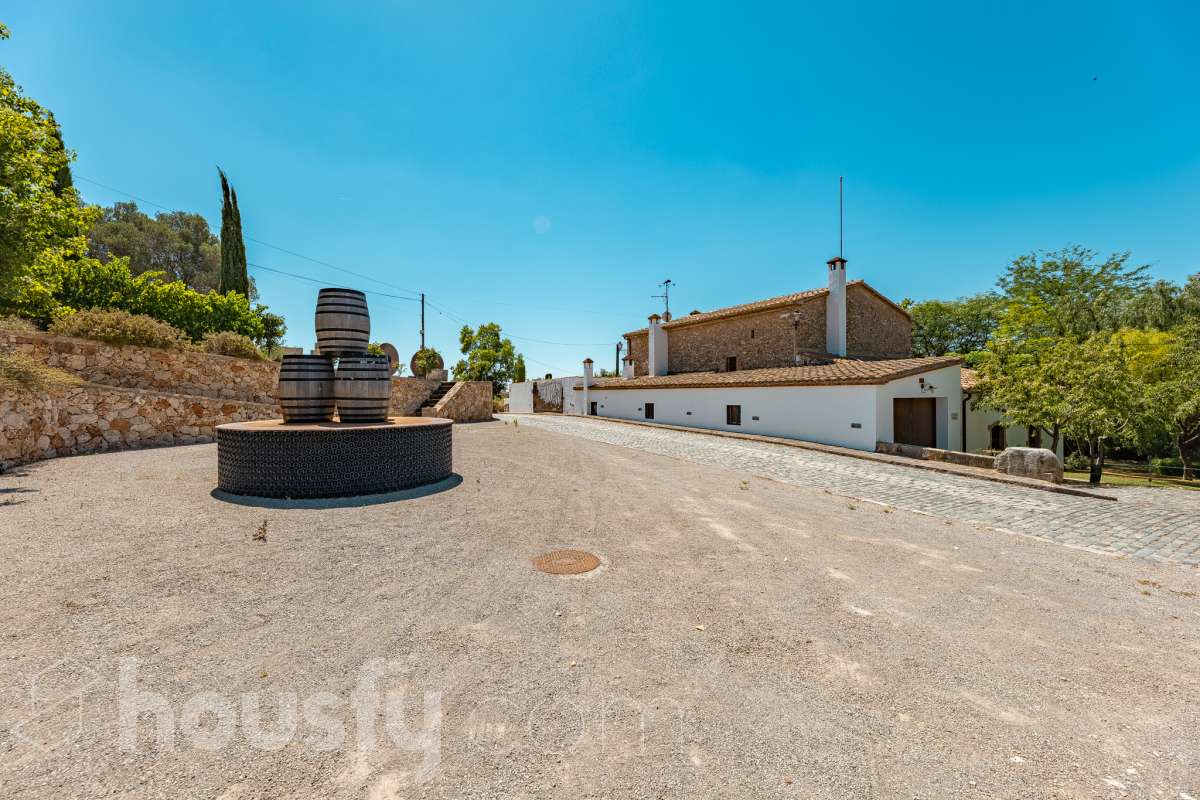 Housfy vende masía histórica de finales del S.XIX – El corazón del Penedès Descubra esta excepcional masía de piedra, un oasis de tranquilidad y autenticidad restaurado minuciosamente en 2010. Con una superficie construida de 351 m² sobre una extensa parcela de 8.502 m², esta propiedad combina a la perfección la tradición arquitectónica catalana con el máximo confort moderno. Lo que hace única a esta propiedad: Arquitectura y carácter: Restauración fiel que preserva elementos originales: vigas de madera de melis, techos de "volta catalana", suelos de mosaico antiguo y carpintería tradicional. Un viaje en el tiempo sin renunciar a las comodidades actuales. Entorno privilegiado: Ubicada en el corazón vinícola del Penedès, a tan solo 50 km de Barcelona y el aeropuerto, y a 20 km de Sitges. Disfrute de un entorno natural rodeado de viñedos, perfecto para actividades al aire libre como senderismo o rutas ecuestres. Zona exterior diseñada para disfrutar: Un espacio exterior con porches de columnas milenarias, piscina y una completa zona de barbacoa/horno de leña tradicional. Incluye una zona de sombra natural bajo moreras centenarias, huerto privado, frutales y un espacio polivalente de 3.700 m² apto para instalaciones hípicas. Sostenibilidad y equipamiento: La casa cuenta con sistema de calefacción geotérmica de alta eficiencia, pozos propios (caudal garantizado de 9.000 l/h), depuradora ecológica y conexión a fibra óptica, garantizando un funcionamiento autónomo y eficiente. Distribución y detalles: Amplios espacios interiores, incluyendo una biblioteca, cocina rústica de 28 m² con chimenea, gran salón de reuniones con capacidad para 24 comensales y bodega. La planta superior conserva el encanto original con acceso a un desván polivalente de 90 m². Esta propiedad es ideal para quienes buscan una residencia singular, un refugio de fin de semana o una oportunidad de inversión en una de las zonas más demandadas y con mayor encanto de Cataluña. Quiere visitarla? Contacte con Housfyy agende su visita sin compromiso. Más información en: housfy.com-50