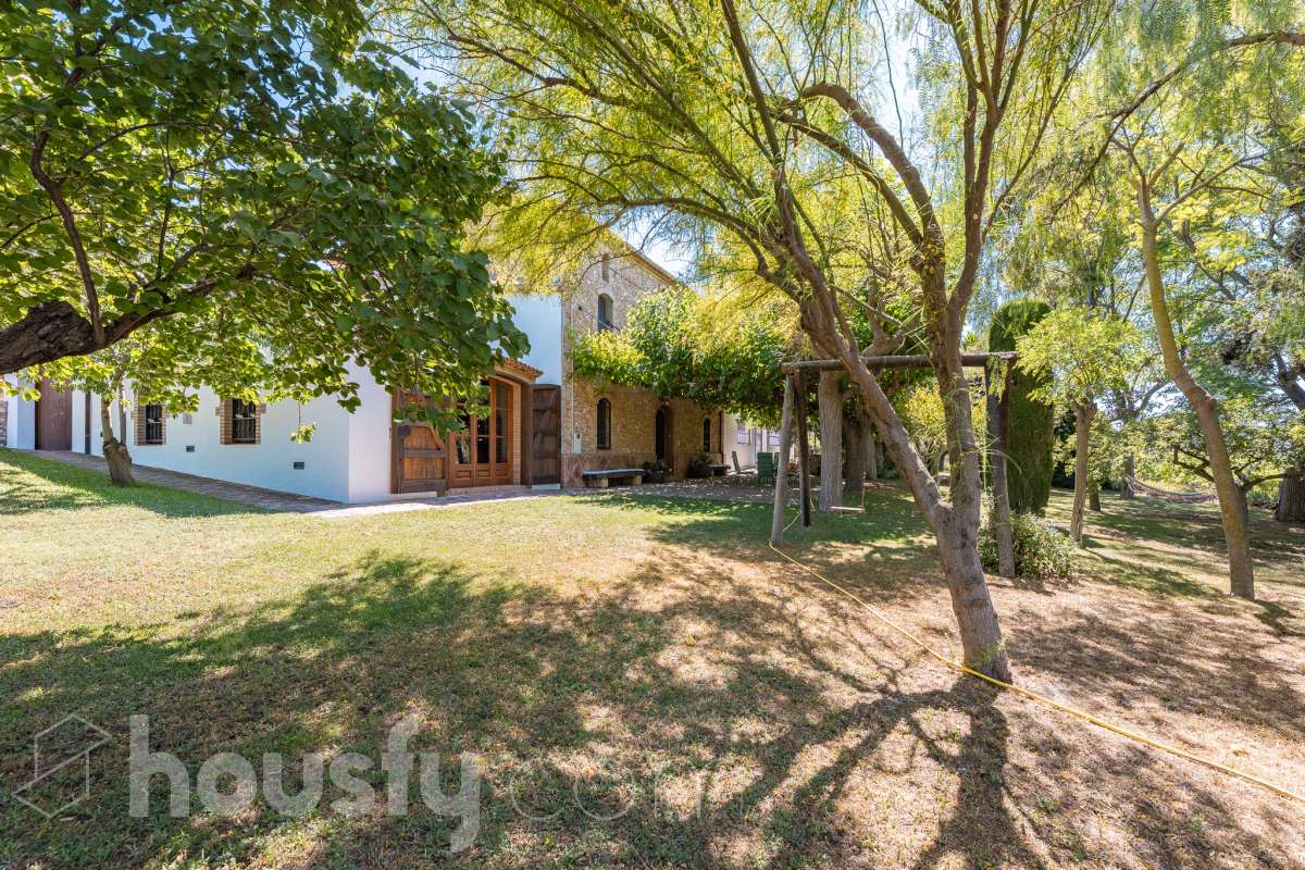 Housfy vende masía histórica de finales del S.XIX – El corazón del Penedès Descubra esta excepcional masía de piedra, un oasis de tranquilidad y autenticidad restaurado minuciosamente en 2010. Con una superficie construida de 351 m² sobre una extensa parcela de 8.502 m², esta propiedad combina a la perfección la tradición arquitectónica catalana con el máximo confort moderno. Lo que hace única a esta propiedad: Arquitectura y carácter: Restauración fiel que preserva elementos originales: vigas de madera de melis, techos de "volta catalana", suelos de mosaico antiguo y carpintería tradicional. Un viaje en el tiempo sin renunciar a las comodidades actuales. Entorno privilegiado: Ubicada en el corazón vinícola del Penedès, a tan solo 50 km de Barcelona y el aeropuerto, y a 20 km de Sitges. Disfrute de un entorno natural rodeado de viñedos, perfecto para actividades al aire libre como senderismo o rutas ecuestres. Zona exterior diseñada para disfrutar: Un espacio exterior con porches de columnas milenarias, piscina y una completa zona de barbacoa/horno de leña tradicional. Incluye una zona de sombra natural bajo moreras centenarias, huerto privado, frutales y un espacio polivalente de 3.700 m² apto para instalaciones hípicas. Sostenibilidad y equipamiento: La casa cuenta con sistema de calefacción geotérmica de alta eficiencia, pozos propios (caudal garantizado de 9.000 l/h), depuradora ecológica y conexión a fibra óptica, garantizando un funcionamiento autónomo y eficiente. Distribución y detalles: Amplios espacios interiores, incluyendo una biblioteca, cocina rústica de 28 m² con chimenea, gran salón de reuniones con capacidad para 24 comensales y bodega. La planta superior conserva el encanto original con acceso a un desván polivalente de 90 m². Esta propiedad es ideal para quienes buscan una residencia singular, un refugio de fin de semana o una oportunidad de inversión en una de las zonas más demandadas y con mayor encanto de Cataluña. Quiere visitarla? Contacte con Housfyy agende su visita sin compromiso. Más información en: housfy.com-63
