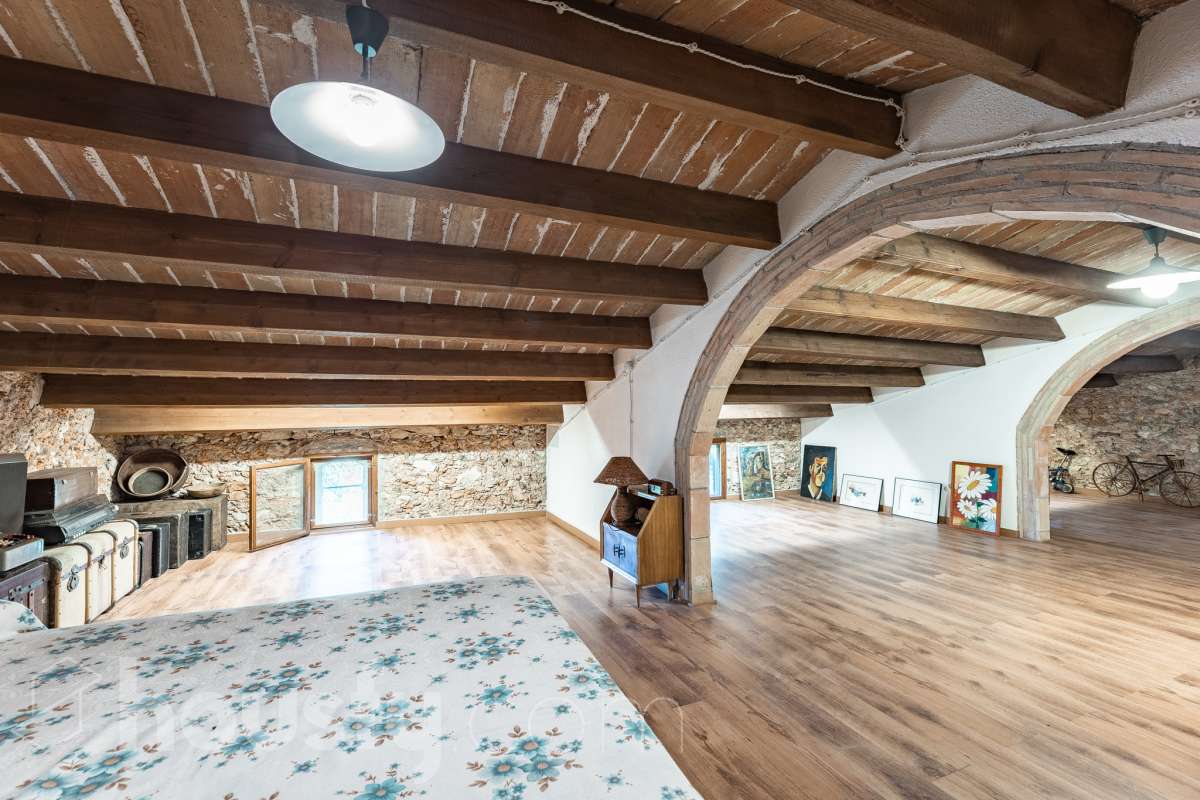Housfy vende masía histórica de finales del S.XIX – El corazón del Penedès Descubra esta excepcional masía de piedra, un oasis de tranquilidad y autenticidad restaurado minuciosamente en 2010. Con una superficie construida de 351 m² sobre una extensa parcela de 8.502 m², esta propiedad combina a la perfección la tradición arquitectónica catalana con el máximo confort moderno. Lo que hace única a esta propiedad: Arquitectura y carácter: Restauración fiel que preserva elementos originales: vigas de madera de melis, techos de "volta catalana", suelos de mosaico antiguo y carpintería tradicional. Un viaje en el tiempo sin renunciar a las comodidades actuales. Entorno privilegiado: Ubicada en el corazón vinícola del Penedès, a tan solo 50 km de Barcelona y el aeropuerto, y a 20 km de Sitges. Disfrute de un entorno natural rodeado de viñedos, perfecto para actividades al aire libre como senderismo o rutas ecuestres. Zona exterior diseñada para disfrutar: Un espacio exterior con porches de columnas milenarias, piscina y una completa zona de barbacoa/horno de leña tradicional. Incluye una zona de sombra natural bajo moreras centenarias, huerto privado, frutales y un espacio polivalente de 3.700 m² apto para instalaciones hípicas. Sostenibilidad y equipamiento: La casa cuenta con sistema de calefacción geotérmica de alta eficiencia, pozos propios (caudal garantizado de 9.000 l/h), depuradora ecológica y conexión a fibra óptica, garantizando un funcionamiento autónomo y eficiente. Distribución y detalles: Amplios espacios interiores, incluyendo una biblioteca, cocina rústica de 28 m² con chimenea, gran salón de reuniones con capacidad para 24 comensales y bodega. La planta superior conserva el encanto original con acceso a un desván polivalente de 90 m². Esta propiedad es ideal para quienes buscan una residencia singular, un refugio de fin de semana o una oportunidad de inversión en una de las zonas más demandadas y con mayor encanto de Cataluña. Quiere visitarla? Contacte con Housfyy agende su visita sin compromiso. Más información en: housfy.com-29