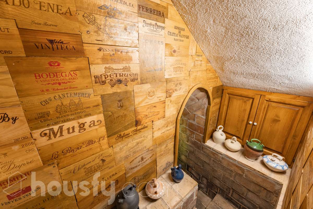 Housfy vende masía histórica de finales del S.XIX – El corazón del Penedès Descubra esta excepcional masía de piedra, un oasis de tranquilidad y autenticidad restaurado minuciosamente en 2010. Con una superficie construida de 351 m² sobre una extensa parcela de 8.502 m², esta propiedad combina a la perfección la tradición arquitectónica catalana con el máximo confort moderno. Lo que hace única a esta propiedad: Arquitectura y carácter: Restauración fiel que preserva elementos originales: vigas de madera de melis, techos de "volta catalana", suelos de mosaico antiguo y carpintería tradicional. Un viaje en el tiempo sin renunciar a las comodidades actuales. Entorno privilegiado: Ubicada en el corazón vinícola del Penedès, a tan solo 50 km de Barcelona y el aeropuerto, y a 20 km de Sitges. Disfrute de un entorno natural rodeado de viñedos, perfecto para actividades al aire libre como senderismo o rutas ecuestres. Zona exterior diseñada para disfrutar: Un espacio exterior con porches de columnas milenarias, piscina y una completa zona de barbacoa/horno de leña tradicional. Incluye una zona de sombra natural bajo moreras centenarias, huerto privado, frutales y un espacio polivalente de 3.700 m² apto para instalaciones hípicas. Sostenibilidad y equipamiento: La casa cuenta con sistema de calefacción geotérmica de alta eficiencia, pozos propios (caudal garantizado de 9.000 l/h), depuradora ecológica y conexión a fibra óptica, garantizando un funcionamiento autónomo y eficiente. Distribución y detalles: Amplios espacios interiores, incluyendo una biblioteca, cocina rústica de 28 m² con chimenea, gran salón de reuniones con capacidad para 24 comensales y bodega. La planta superior conserva el encanto original con acceso a un desván polivalente de 90 m². Esta propiedad es ideal para quienes buscan una residencia singular, un refugio de fin de semana o una oportunidad de inversión en una de las zonas más demandadas y con mayor encanto de Cataluña. Quiere visitarla? Contacte con Housfyy agende su visita sin compromiso. Más información en: housfy.com-43