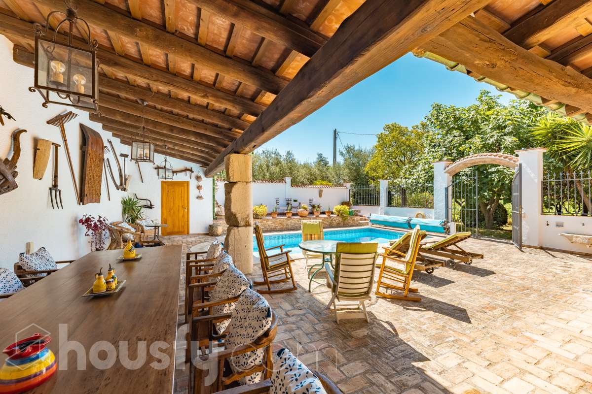 Housfy vende masía histórica de finales del S.XIX – El corazón del Penedès Descubra esta excepcional masía de piedra, un oasis de tranquilidad y autenticidad restaurado minuciosamente en 2010. Con una superficie construida de 351 m² sobre una extensa parcela de 8.502 m², esta propiedad combina a la perfección la tradición arquitectónica catalana con el máximo confort moderno. Lo que hace única a esta propiedad: Arquitectura y carácter: Restauración fiel que preserva elementos originales: vigas de madera de melis, techos de "volta catalana", suelos de mosaico antiguo y carpintería tradicional. Un viaje en el tiempo sin renunciar a las comodidades actuales. Entorno privilegiado: Ubicada en el corazón vinícola del Penedès, a tan solo 50 km de Barcelona y el aeropuerto, y a 20 km de Sitges. Disfrute de un entorno natural rodeado de viñedos, perfecto para actividades al aire libre como senderismo o rutas ecuestres. Zona exterior diseñada para disfrutar: Un espacio exterior con porches de columnas milenarias, piscina y una completa zona de barbacoa/horno de leña tradicional. Incluye una zona de sombra natural bajo moreras centenarias, huerto privado, frutales y un espacio polivalente de 3.700 m² apto para instalaciones hípicas. Sostenibilidad y equipamiento: La casa cuenta con sistema de calefacción geotérmica de alta eficiencia, pozos propios (caudal garantizado de 9.000 l/h), depuradora ecológica y conexión a fibra óptica, garantizando un funcionamiento autónomo y eficiente. Distribución y detalles: Amplios espacios interiores, incluyendo una biblioteca, cocina rústica de 28 m² con chimenea, gran salón de reuniones con capacidad para 24 comensales y bodega. La planta superior conserva el encanto original con acceso a un desván polivalente de 90 m². Esta propiedad es ideal para quienes buscan una residencia singular, un refugio de fin de semana o una oportunidad de inversión en una de las zonas más demandadas y con mayor encanto de Cataluña. Quiere visitarla? Contacte con Housfyy agende su visita sin compromiso. Más información en: housfy.com-4