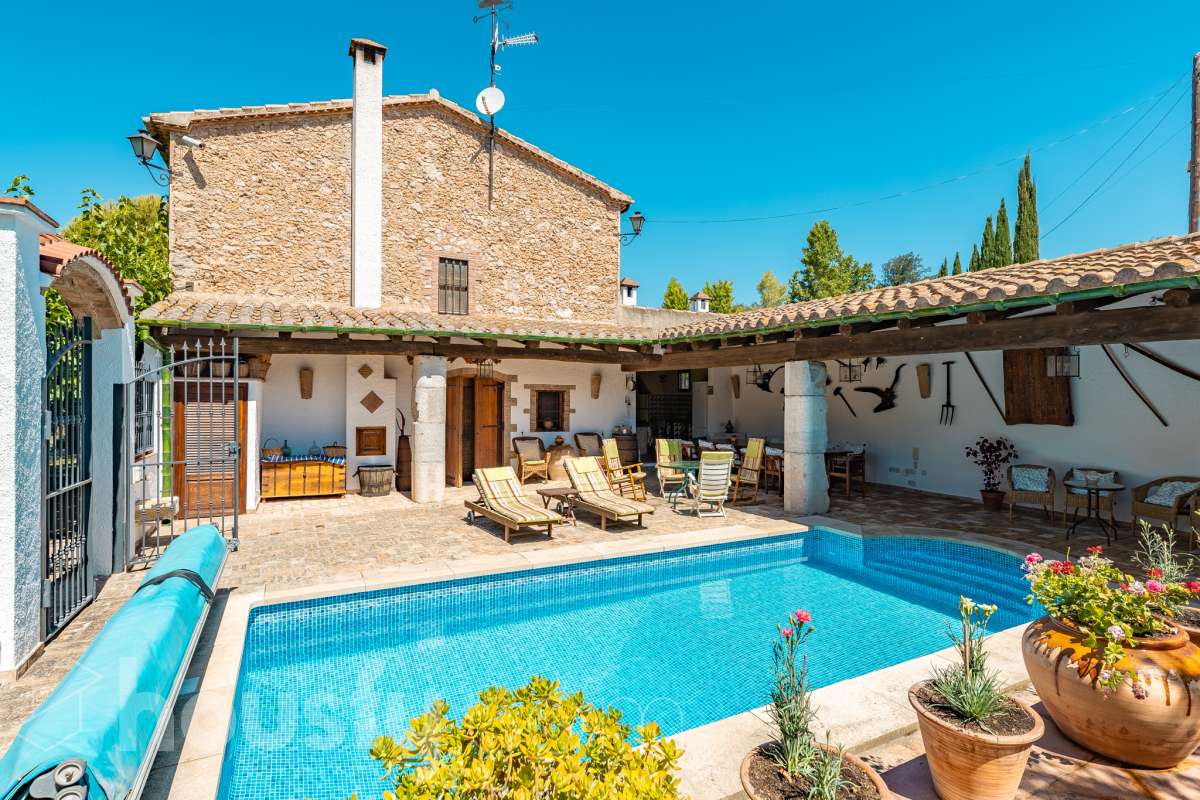 Housfy vende masía histórica de finales del S.XIX – El corazón del Penedès Descubra esta excepcional masía de piedra, un oasis de tranquilidad y autenticidad restaurado minuciosamente en 2010. Con una superficie construida de 351 m² sobre una extensa parcela de 8.502 m², esta propiedad combina a la perfección la tradición arquitectónica catalana con el máximo confort moderno. Lo que hace única a esta propiedad: Arquitectura y carácter: Restauración fiel que preserva elementos originales: vigas de madera de melis, techos de "volta catalana", suelos de mosaico antiguo y carpintería tradicional. Un viaje en el tiempo sin renunciar a las comodidades actuales. Entorno privilegiado: Ubicada en el corazón vinícola del Penedès, a tan solo 50 km de Barcelona y el aeropuerto, y a 20 km de Sitges. Disfrute de un entorno natural rodeado de viñedos, perfecto para actividades al aire libre como senderismo o rutas ecuestres. Zona exterior diseñada para disfrutar: Un espacio exterior con porches de columnas milenarias, piscina y una completa zona de barbacoa/horno de leña tradicional. Incluye una zona de sombra natural bajo moreras centenarias, huerto privado, frutales y un espacio polivalente de 3.700 m² apto para instalaciones hípicas. Sostenibilidad y equipamiento: La casa cuenta con sistema de calefacción geotérmica de alta eficiencia, pozos propios (caudal garantizado de 9.000 l/h), depuradora ecológica y conexión a fibra óptica, garantizando un funcionamiento autónomo y eficiente. Distribución y detalles: Amplios espacios interiores, incluyendo una biblioteca, cocina rústica de 28 m² con chimenea, gran salón de reuniones con capacidad para 24 comensales y bodega. La planta superior conserva el encanto original con acceso a un desván polivalente de 90 m². Esta propiedad es ideal para quienes buscan una residencia singular, un refugio de fin de semana o una oportunidad de inversión en una de las zonas más demandadas y con mayor encanto de Cataluña. Quiere visitarla? Contacte con Housfyy agende su visita sin compromiso. Más información en: housfy.com-3