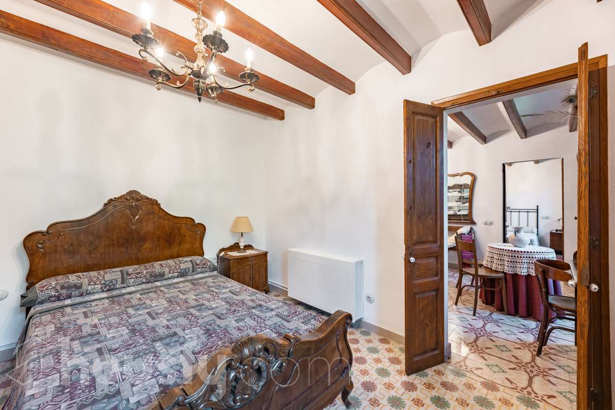 Housfy vende masía histórica de finales del S.XIX – El corazón del Penedès Descubra esta excepcional masía de piedra, un oasis de tranquilidad y autenticidad restaurado minuciosamente en 2010. Con una superficie construida de 351 m² sobre una extensa parcela de 8.502 m², esta propiedad combina a la perfección la tradición arquitectónica catalana con el máximo confort moderno. Lo que hace única a esta propiedad: Arquitectura y carácter: Restauración fiel que preserva elementos originales: vigas de madera de melis, techos de "volta catalana", suelos de mosaico antiguo y carpintería tradicional. Un viaje en el tiempo sin renunciar a las comodidades actuales. Entorno privilegiado: Ubicada en el corazón vinícola del Penedès, a tan solo 50 km de Barcelona y el aeropuerto, y a 20 km de Sitges. Disfrute de un entorno natural rodeado de viñedos, perfecto para actividades al aire libre como senderismo o rutas ecuestres. Zona exterior diseñada para disfrutar: Un espacio exterior con porches de columnas milenarias, piscina y una completa zona de barbacoa/horno de leña tradicional. Incluye una zona de sombra natural bajo moreras centenarias, huerto privado, frutales y un espacio polivalente de 3.700 m² apto para instalaciones hípicas. Sostenibilidad y equipamiento: La casa cuenta con sistema de calefacción geotérmica de alta eficiencia, pozos propios (caudal garantizado de 9.000 l/h), depuradora ecológica y conexión a fibra óptica, garantizando un funcionamiento autónomo y eficiente. Distribución y detalles: Amplios espacios interiores, incluyendo una biblioteca, cocina rústica de 28 m² con chimenea, gran salón de reuniones con capacidad para 24 comensales y bodega. La planta superior conserva el encanto original con acceso a un desván polivalente de 90 m². Esta propiedad es ideal para quienes buscan una residencia singular, un refugio de fin de semana o una oportunidad de inversión en una de las zonas más demandadas y con mayor encanto de Cataluña. Quiere visitarla? Contacte con Housfyy agende su visita sin compromiso. Más información en: housfy.com-15